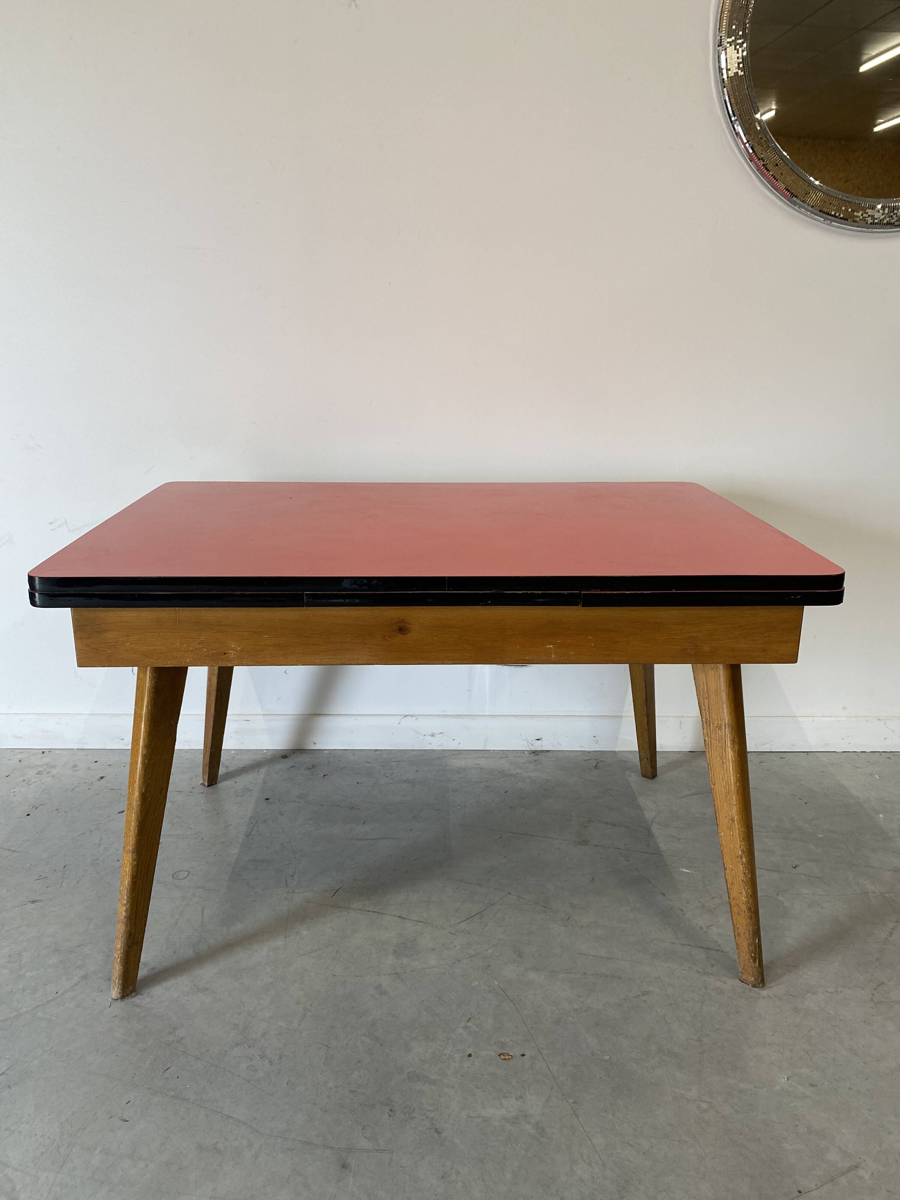 Table à rallonges en Formica et pieds bois
