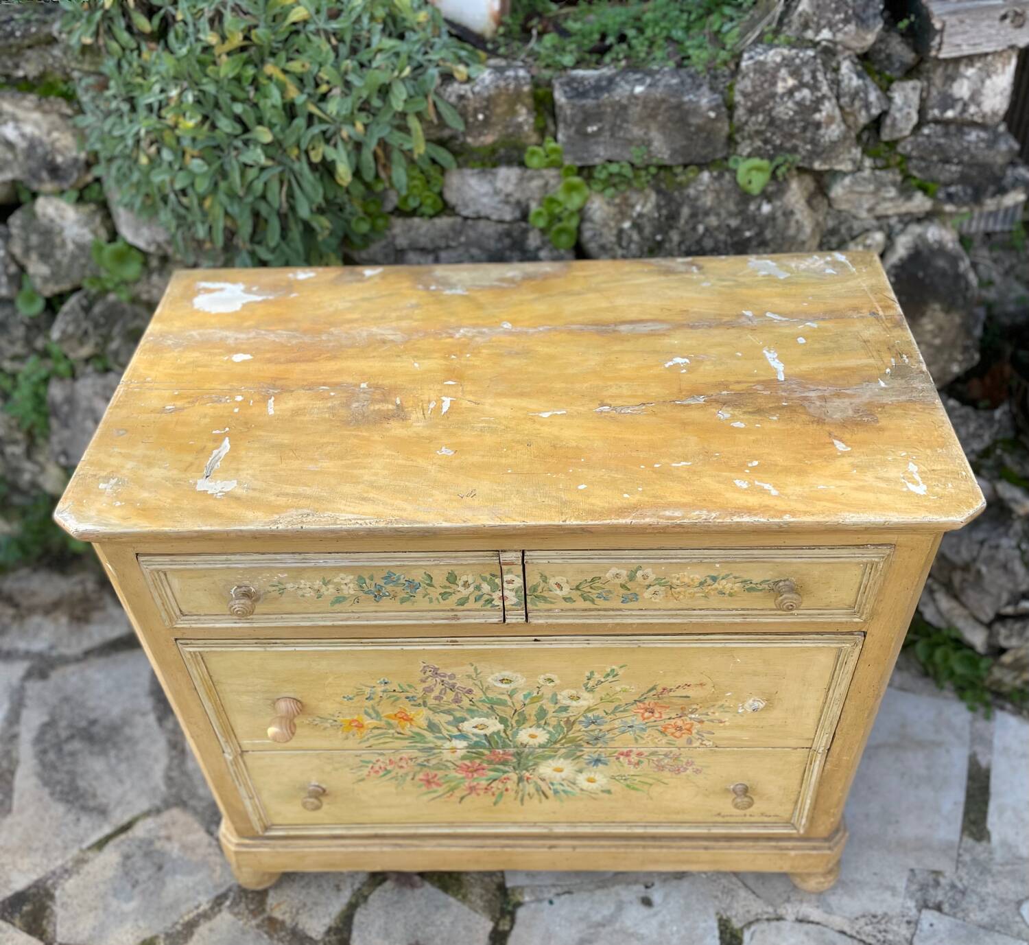 Commode en bois peint a décor de fleurs