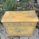 Commode en bois peint a décor de fleurs