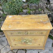 Commode en bois peint a décor de fleurs