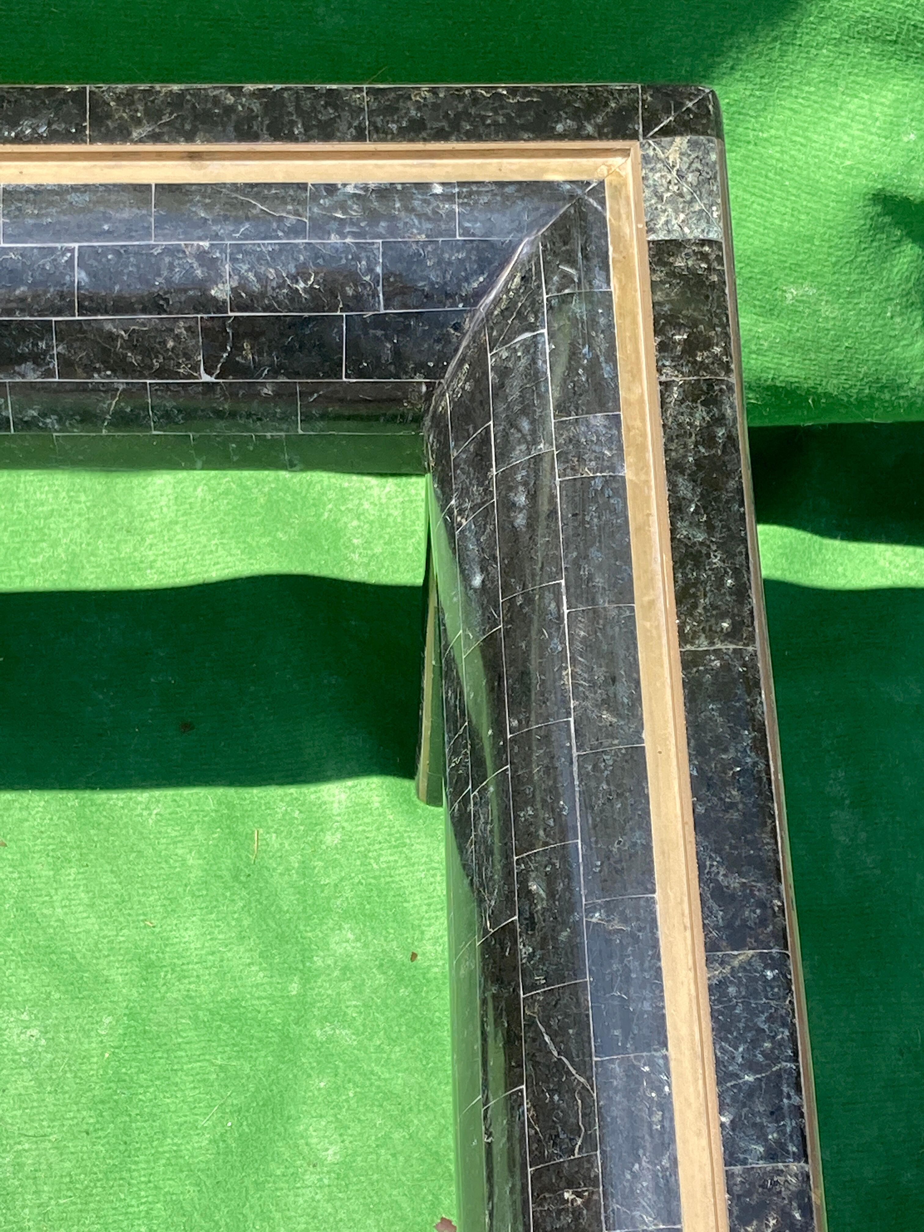 Table basse en pierre noire tesselated par Maitland Smith années 1970
