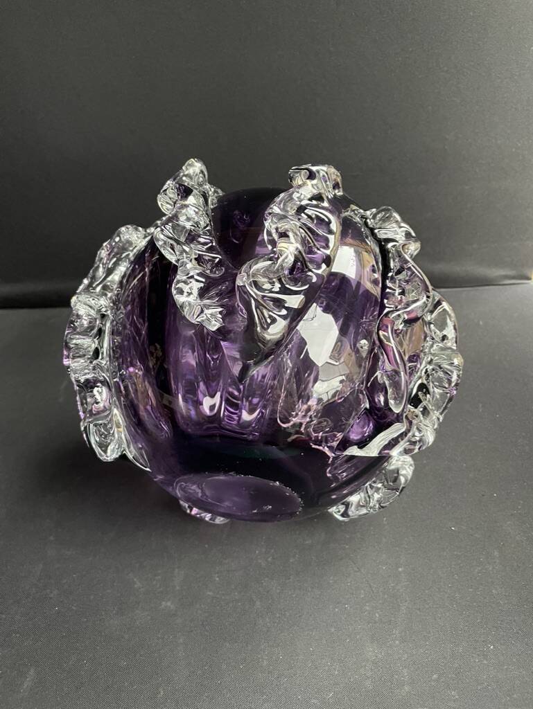 Gros vase boule à base plane en verre soufflé violet et blanc