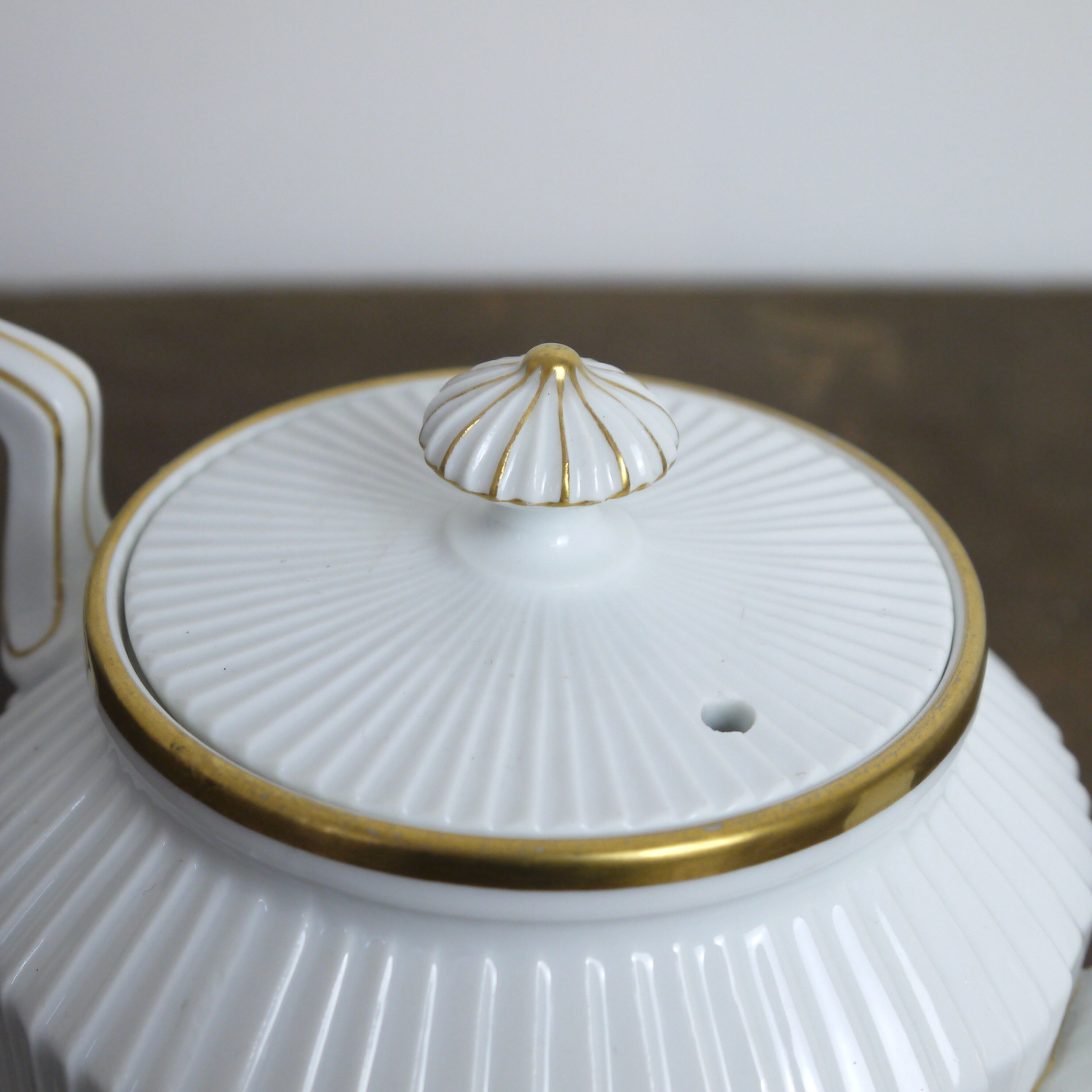 Mehun porcelain white teapot and porcelain gold