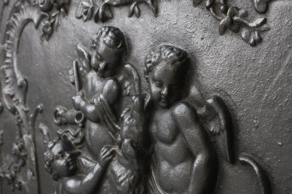 Plaque de cheminée en fonte de style rococo, France vers 1780