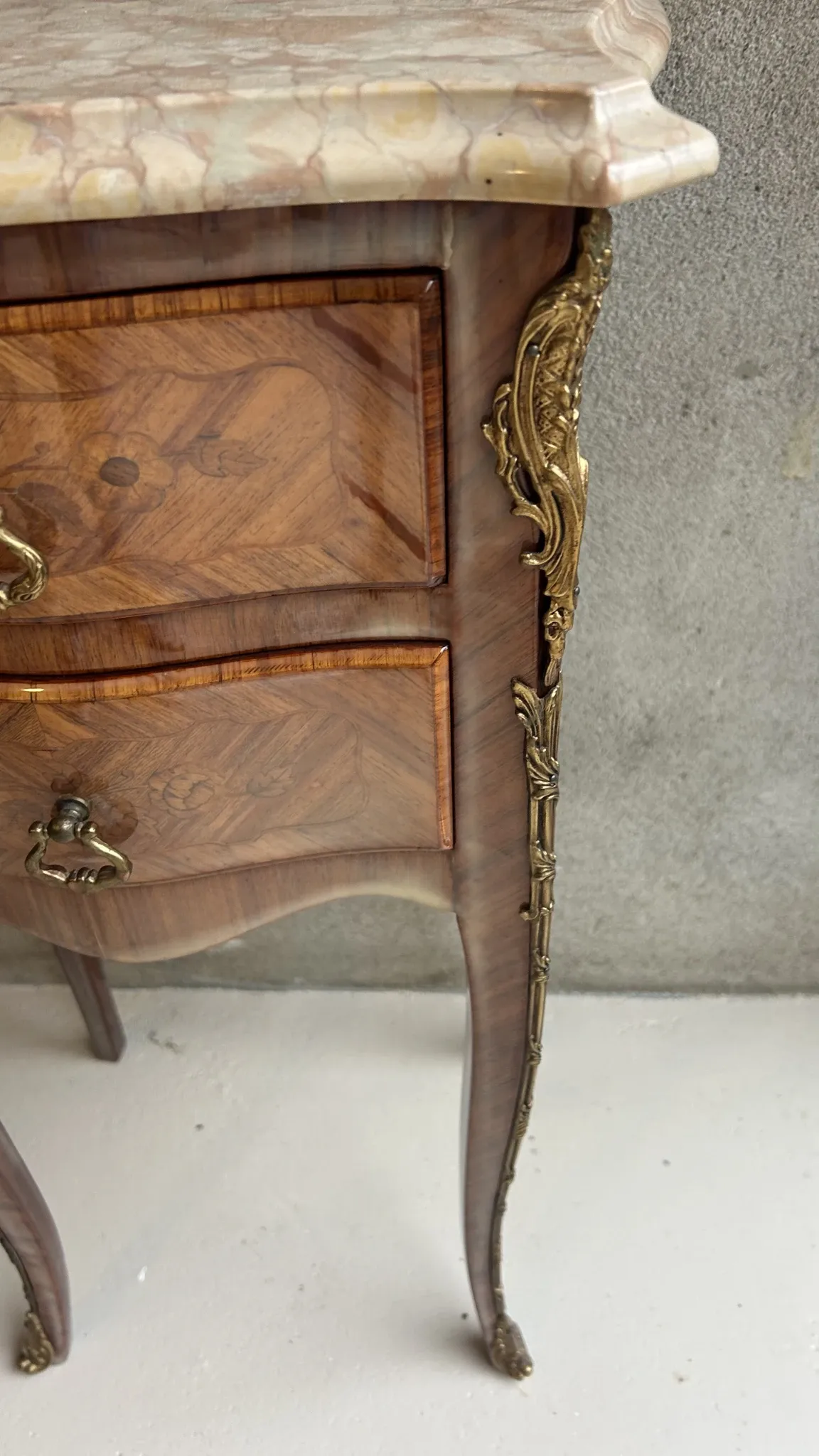 Table de chevet  style Louis XV en marqueterie et plateau m