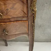 Table de chevet  style Louis XV en marqueterie et plateau m