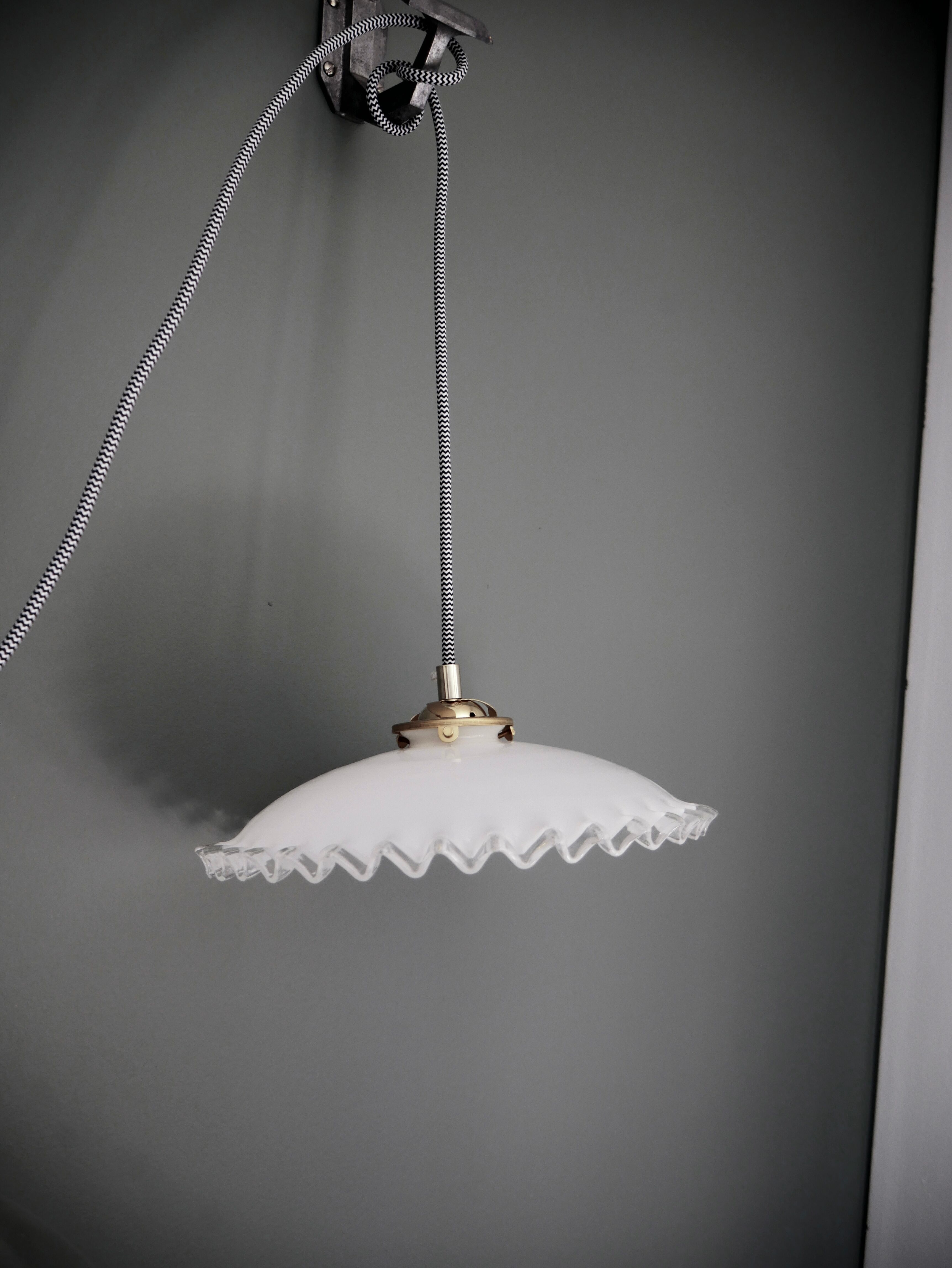 Serrated opaline suspension