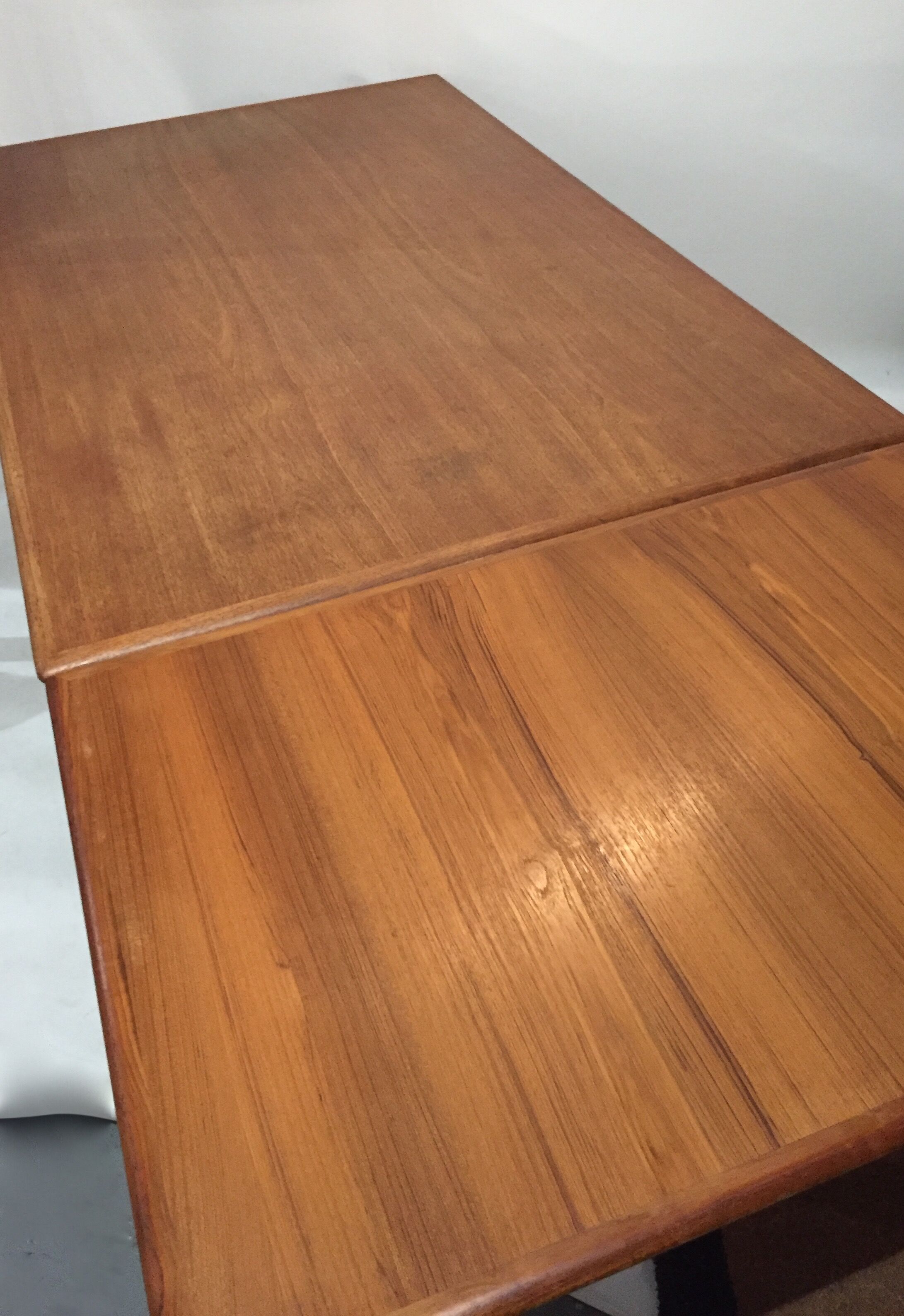 Scandinavian dining table with extension