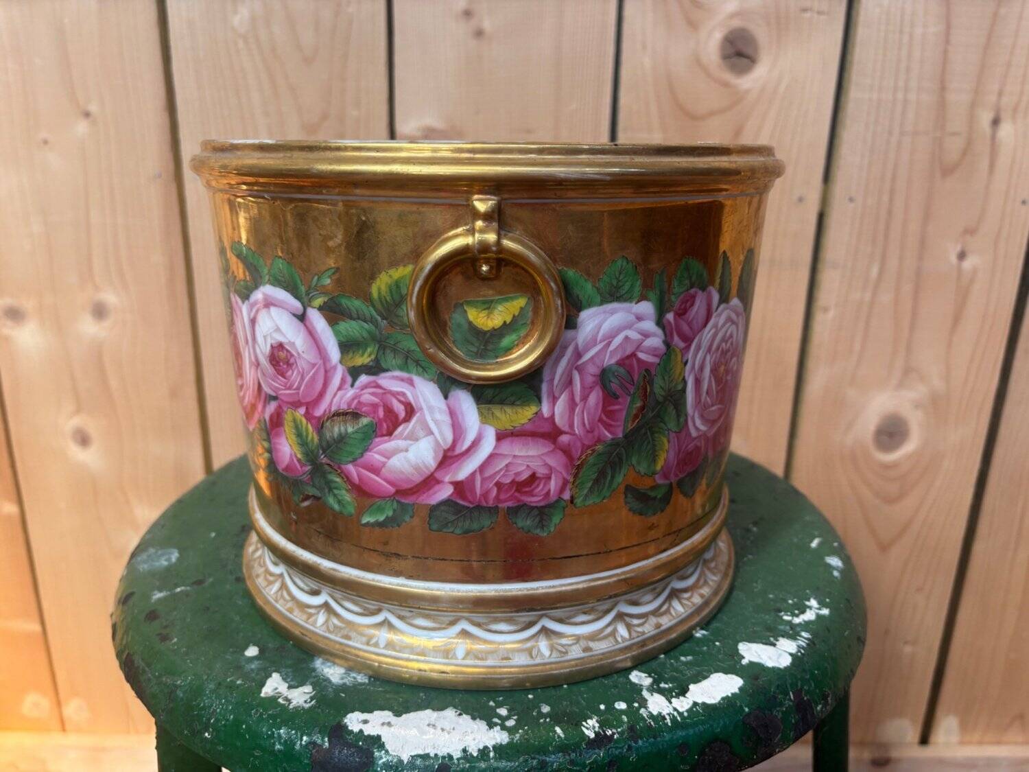 Cache-pot porcelain from Paris, rose decoration on a golden background, Empire style.