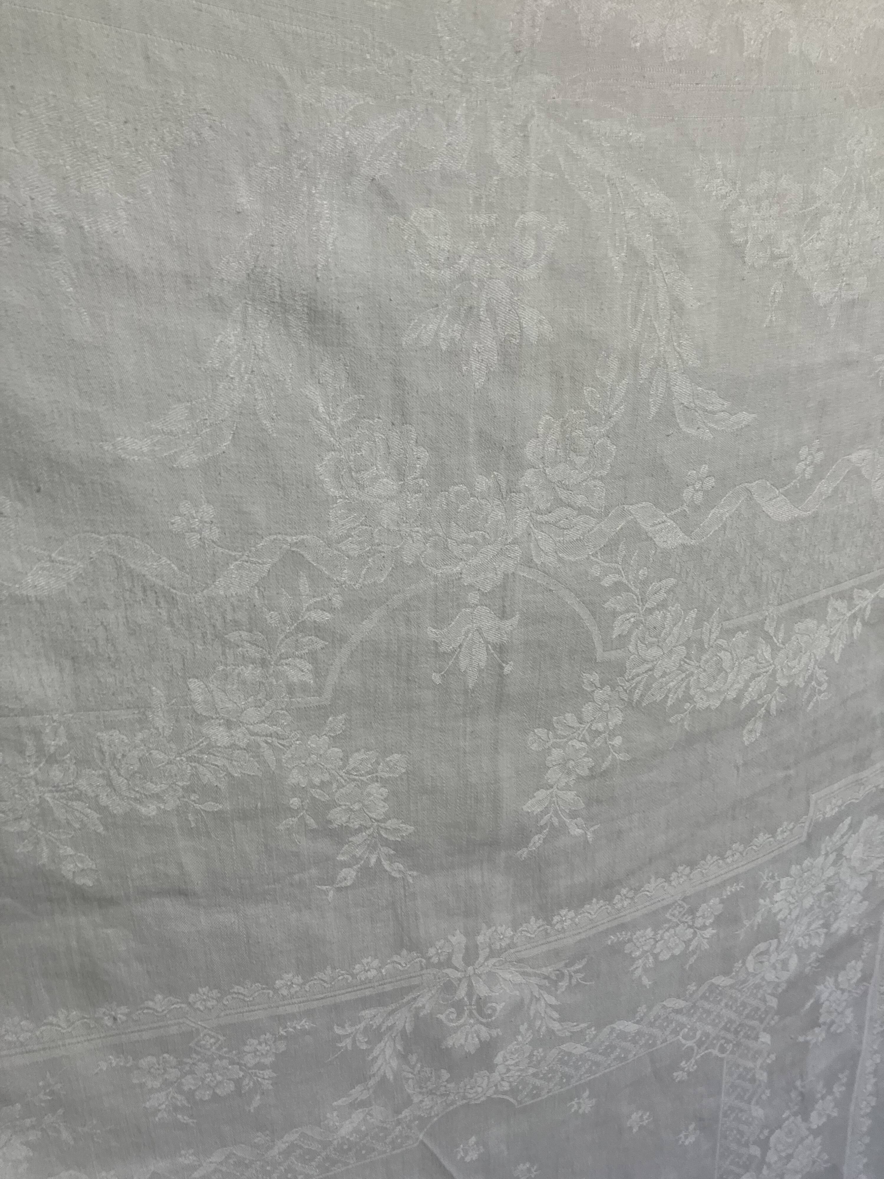 Nappe damassée, double monogramme