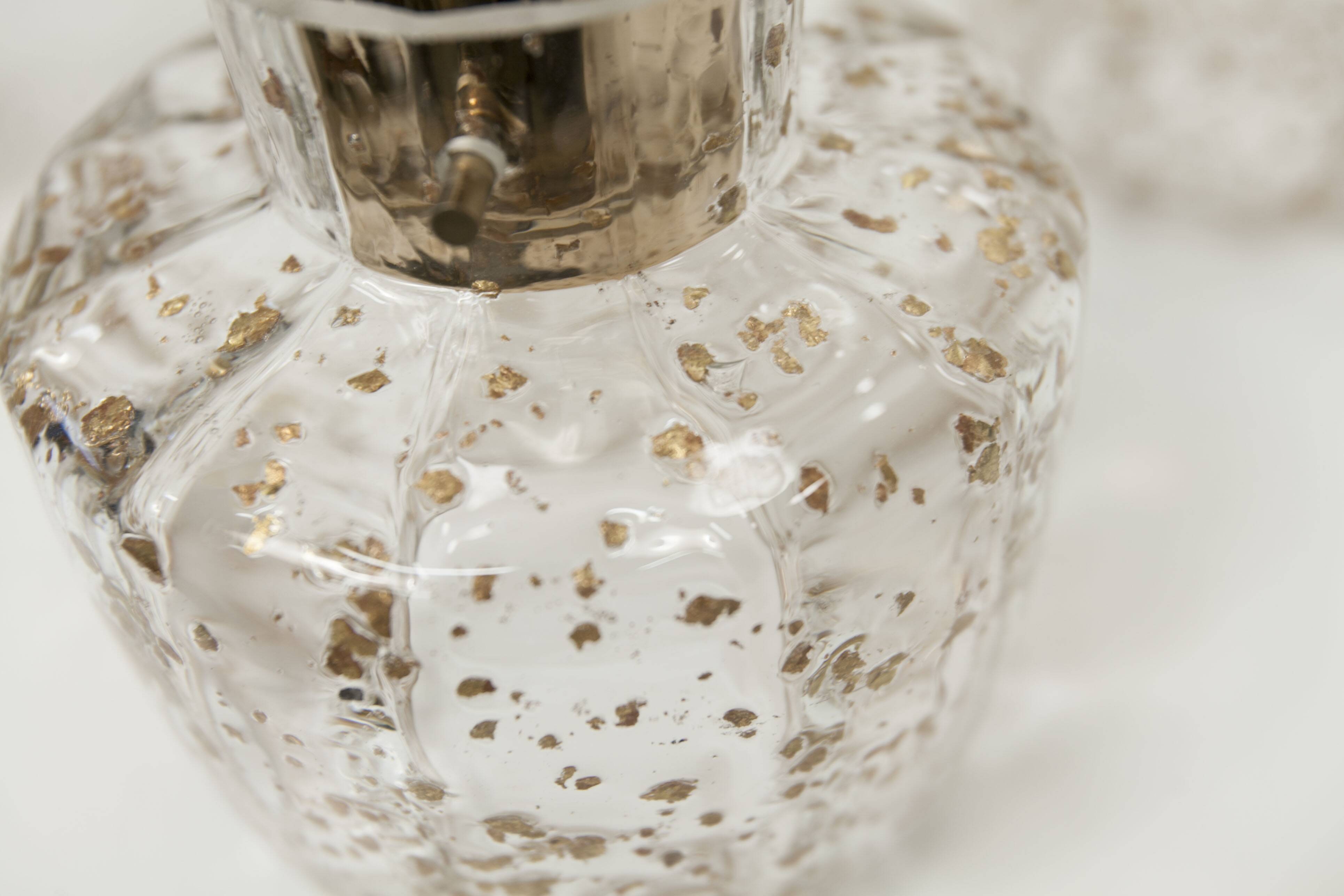 Lustre 5 branches doré et verre soufflé à paillettes dorées 1960