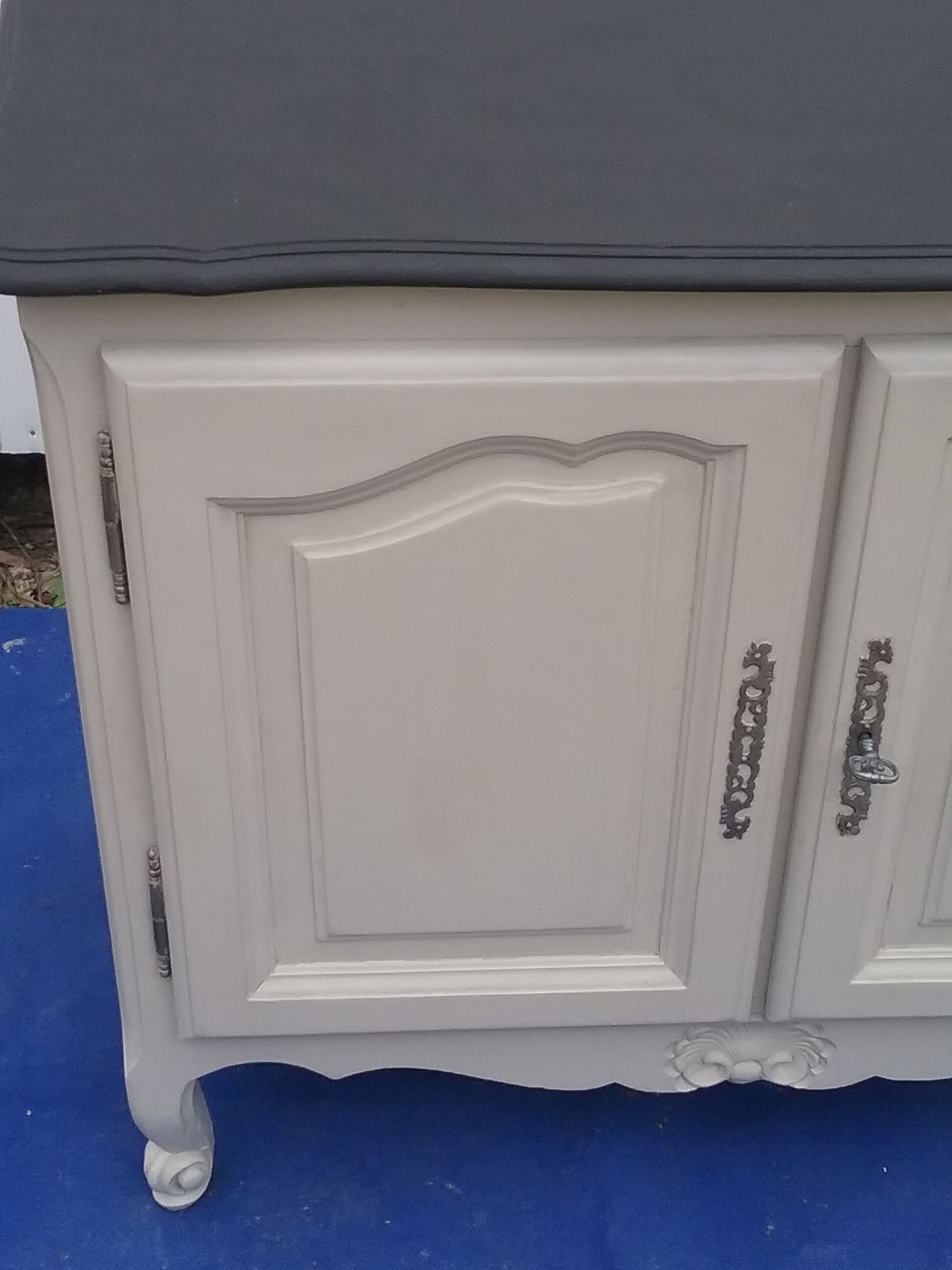 Sideboard style Louis XV light gray