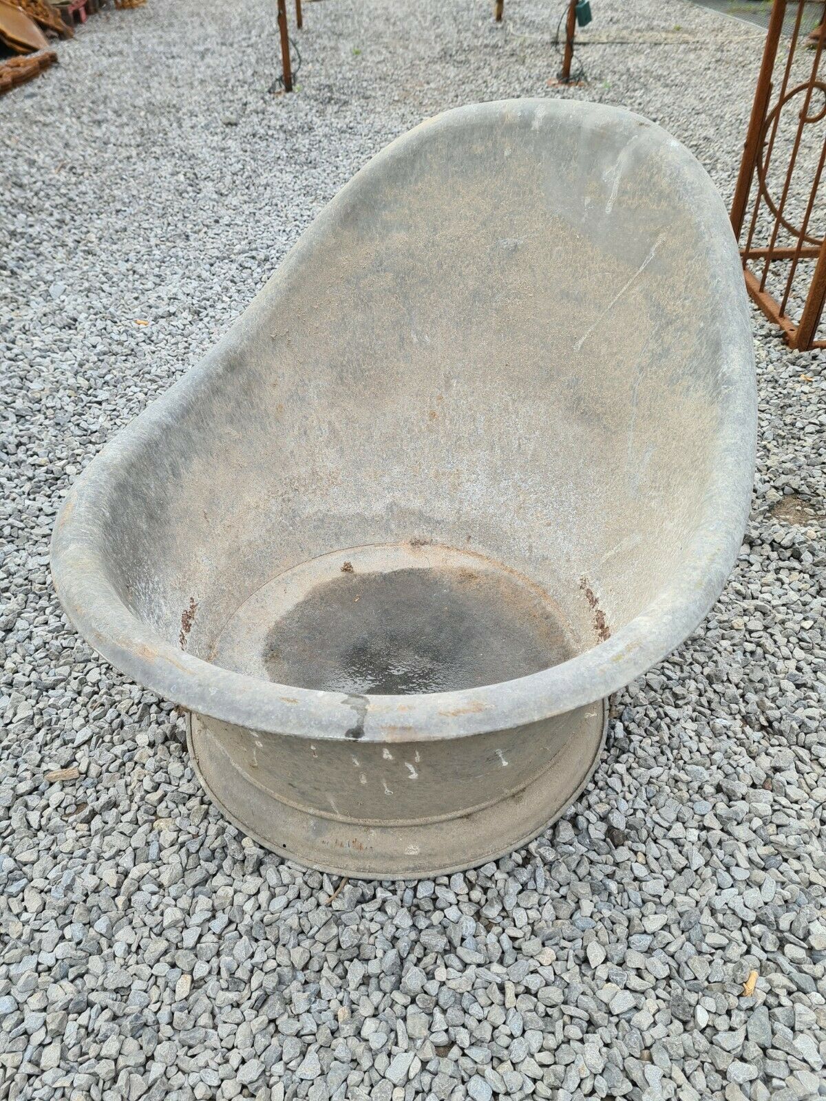 Zinc basin bathtub with backrest