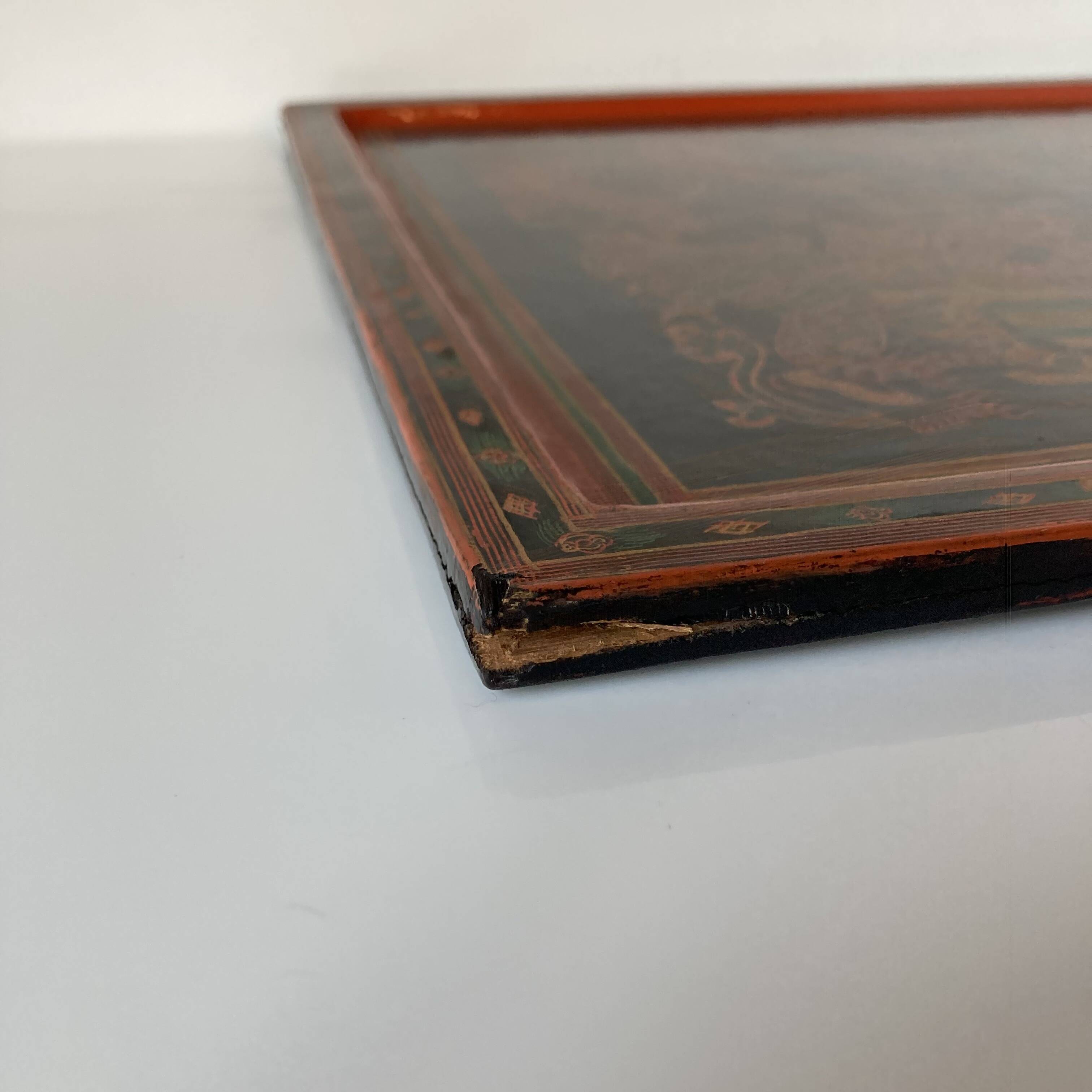 Grand plateau rectangulaire en bois laqué et gravé à décor de personnages. Birmanie, vers 1970.