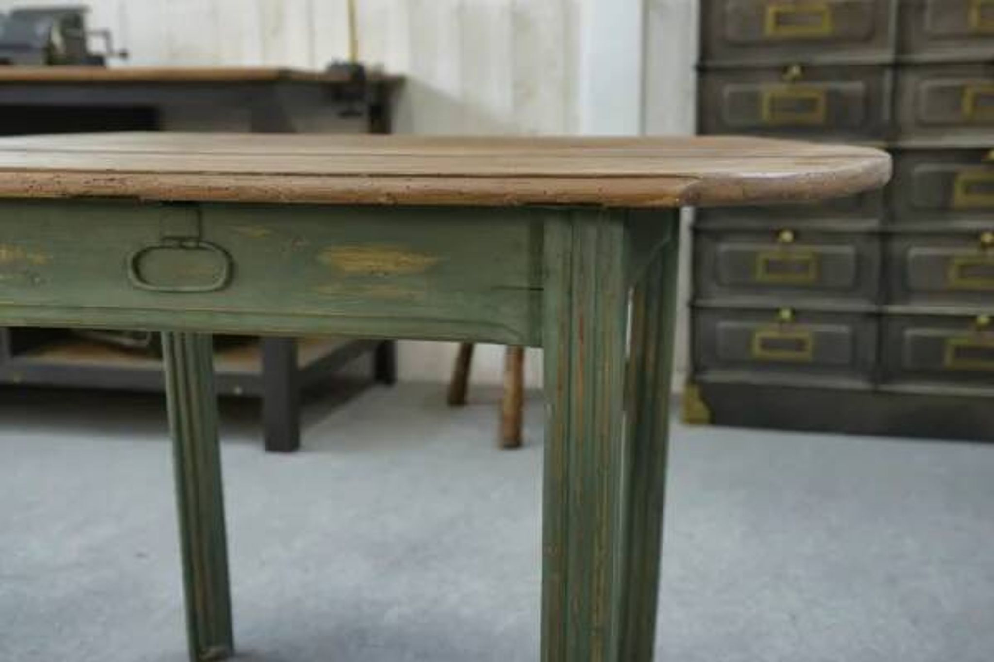 Table en pin piètement patiné vert 1960’s