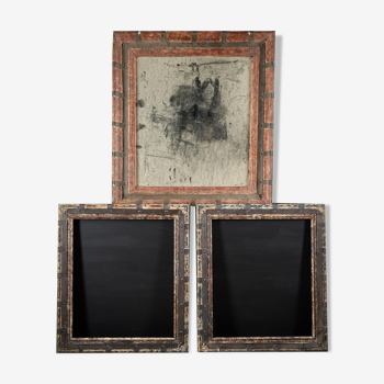 Ensemble de deux cadres décoratifs en bois et d’un vieux miroir