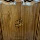 Armoire bonnetière ancienne en merisier et marquéterie – Style Louis XIV