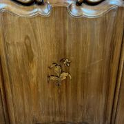 Armoire bonnetière ancienne en merisier et marquéterie – Style Louis XIV