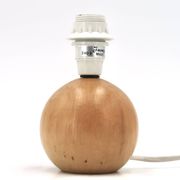 Petite lampe boule en bois blond, abat jour en raphia, années 90