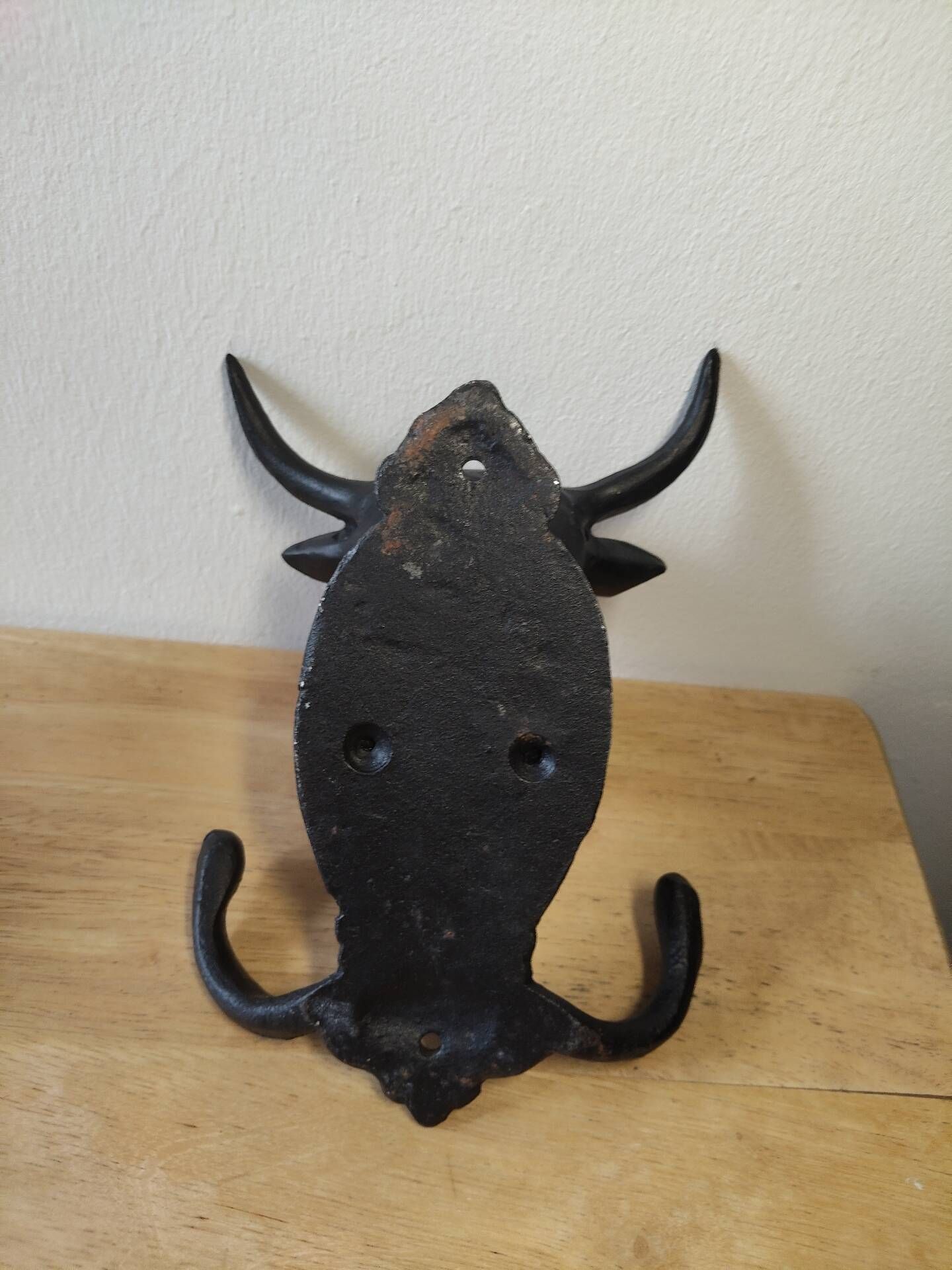Wall-mounted coat hook in cast iron, bull's head and Camargue cross