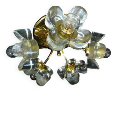 Plafonnier en laiton avec des fleurs en verre givré attribué à Mazzega, années 1960.