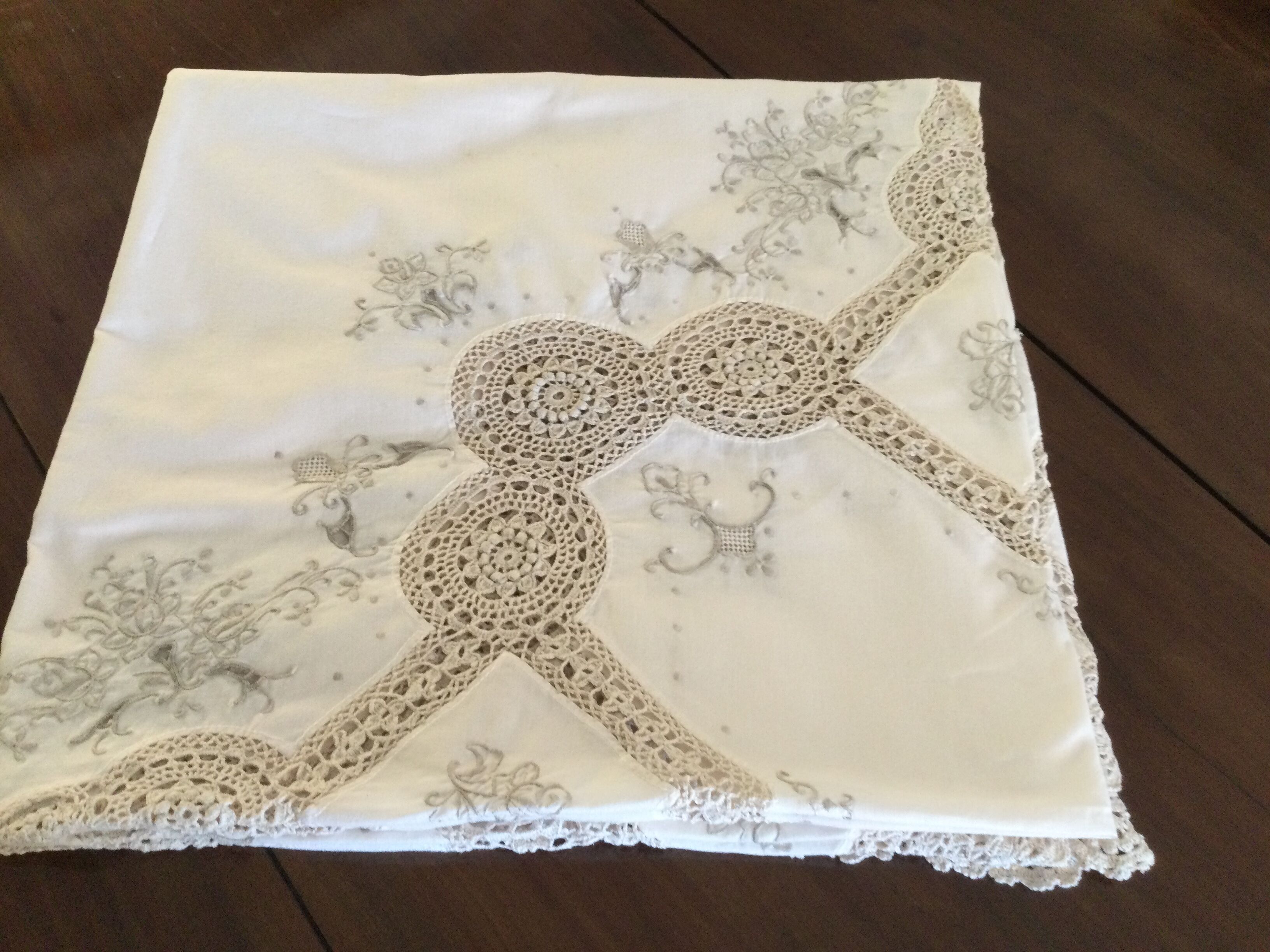 Vintage round cotton tablecloth and crocheted