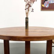Table ronde moderniste en orme massif, piètement croisé