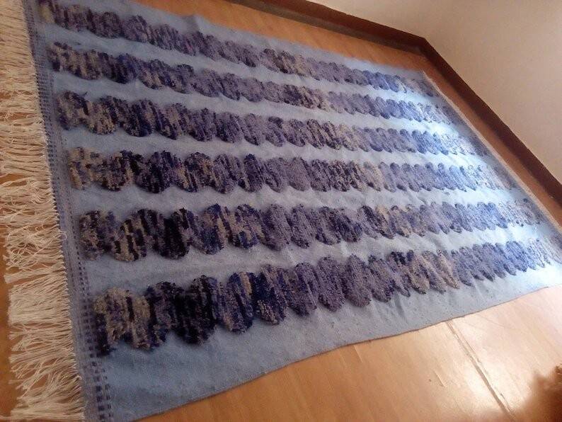 Tapis marocain tissé à la main en laine bleu marine