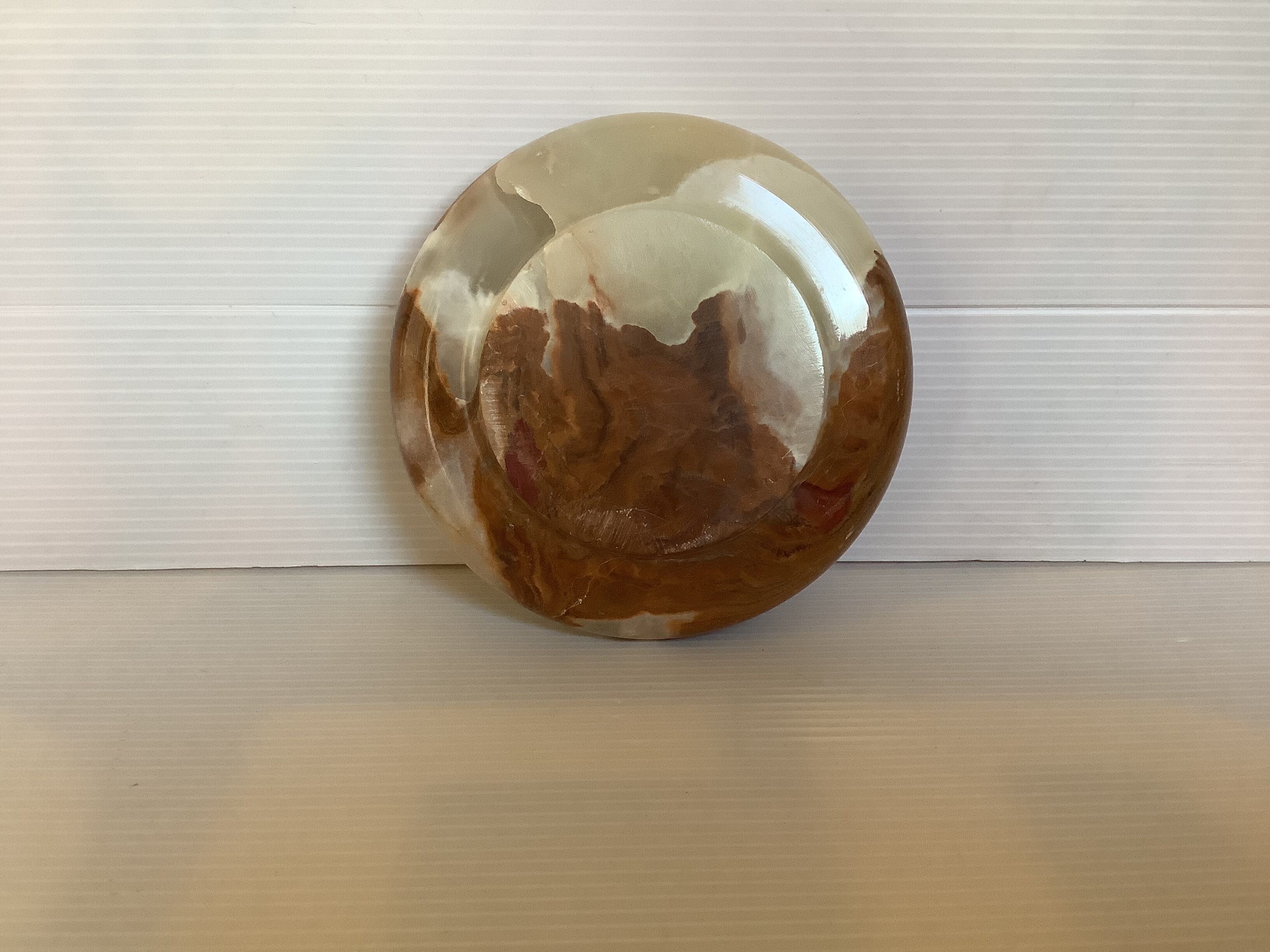 Round ashtray empty onyx pocket