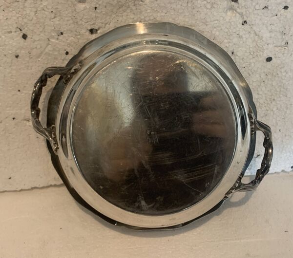 Bouillon couvert et deux petits plat en métal argenté XX siècle