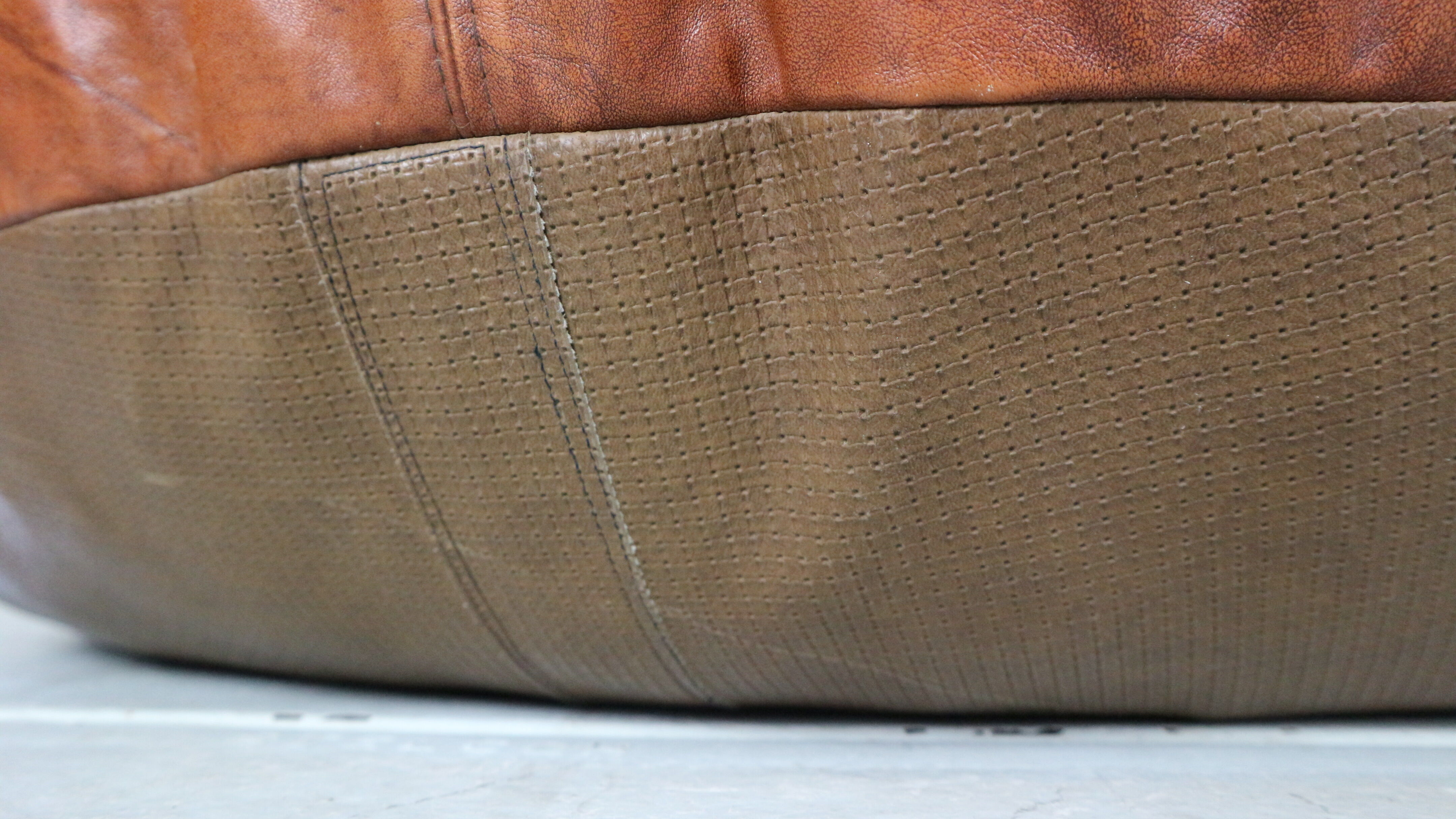 Pouf en cuir de couleur cognac 1960