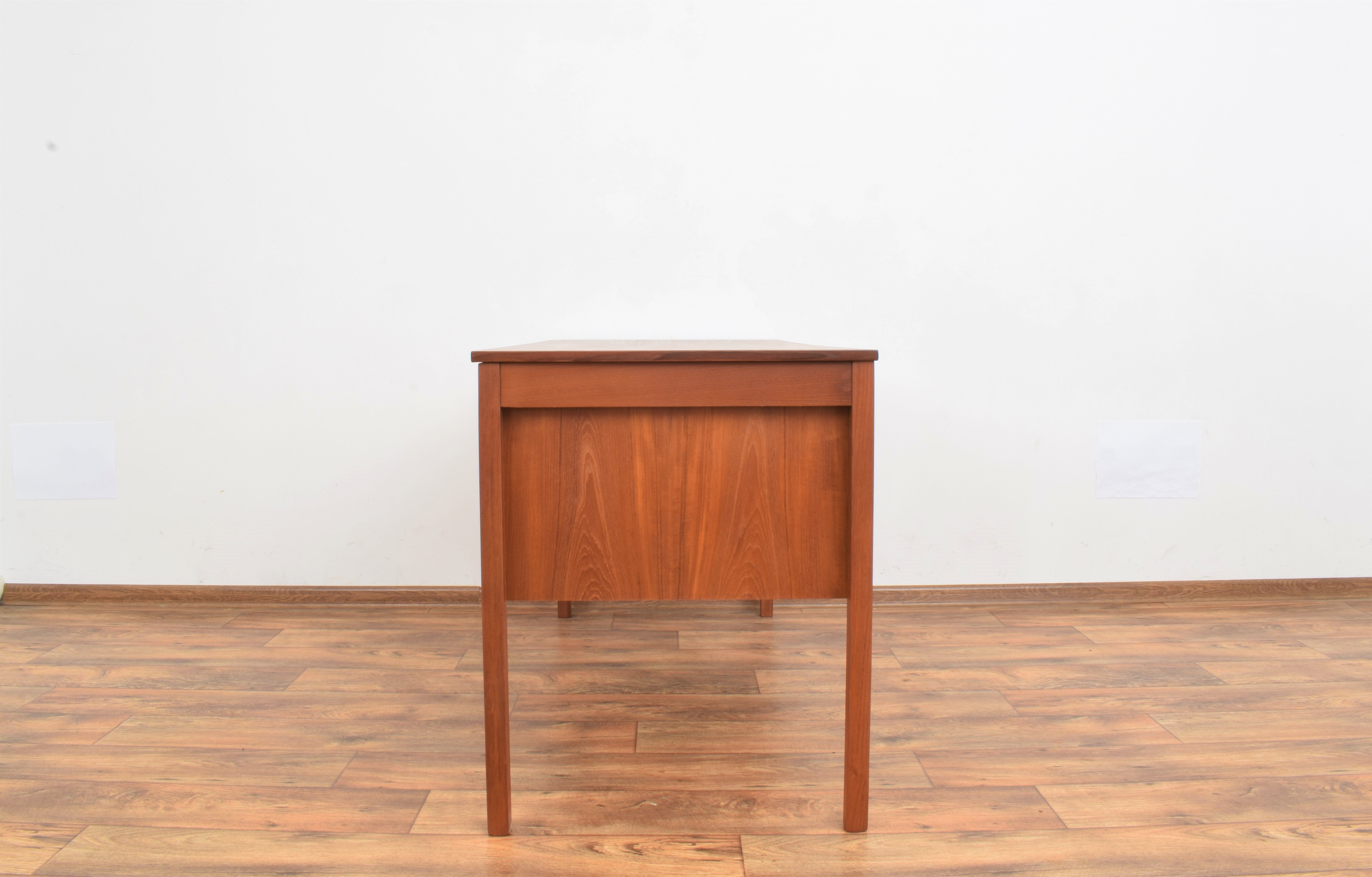 Bureau en teck danois du milieu du siècle de Domino Møbler, années 1960.