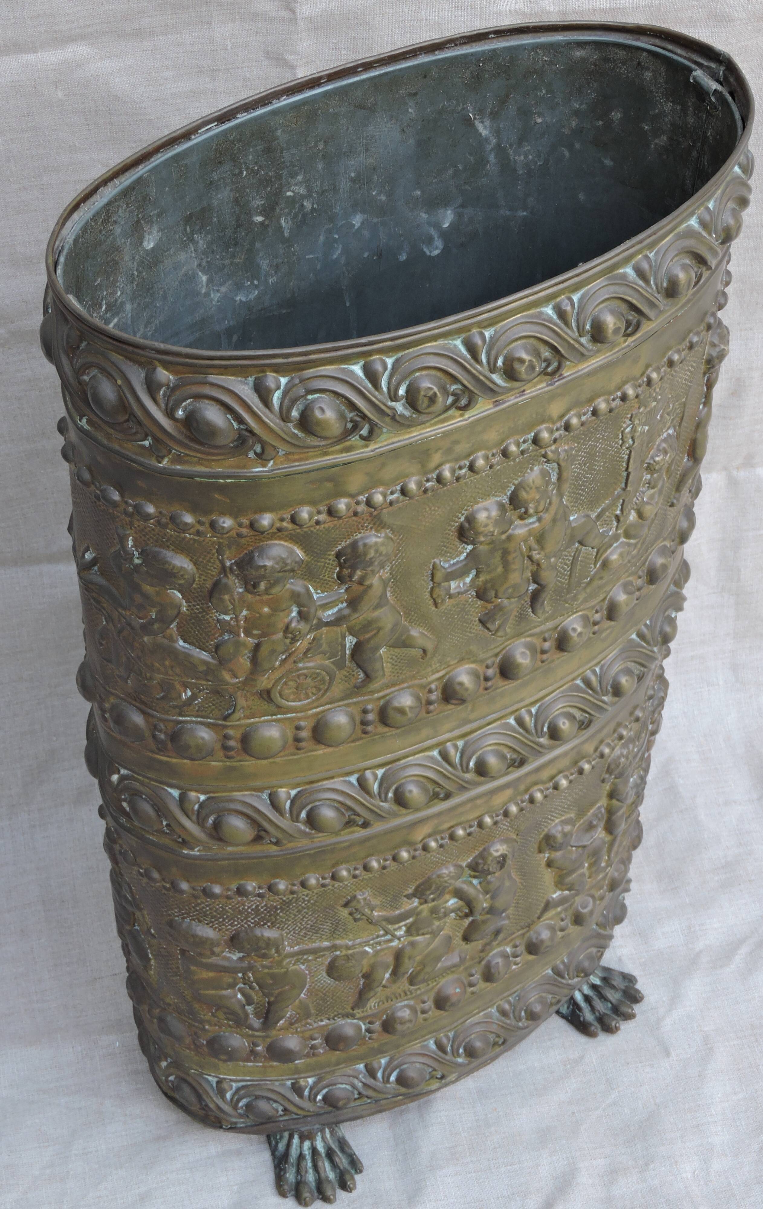 UMBRELLA HOLDER in copper with decoration in repelled CHERUBIN PUTTI ANGELOT, copperware XIX th century