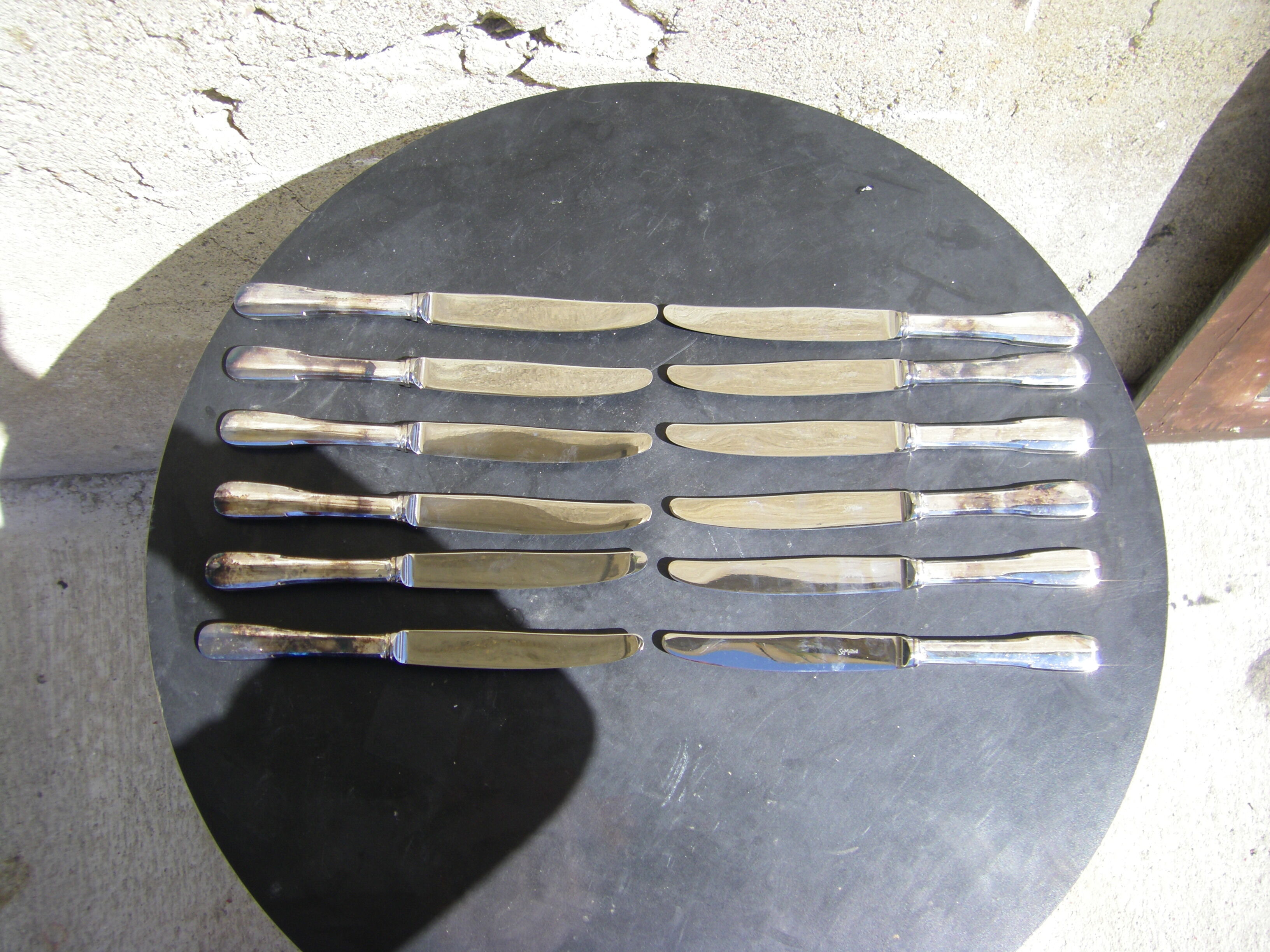 Box twelve St Médard knives.