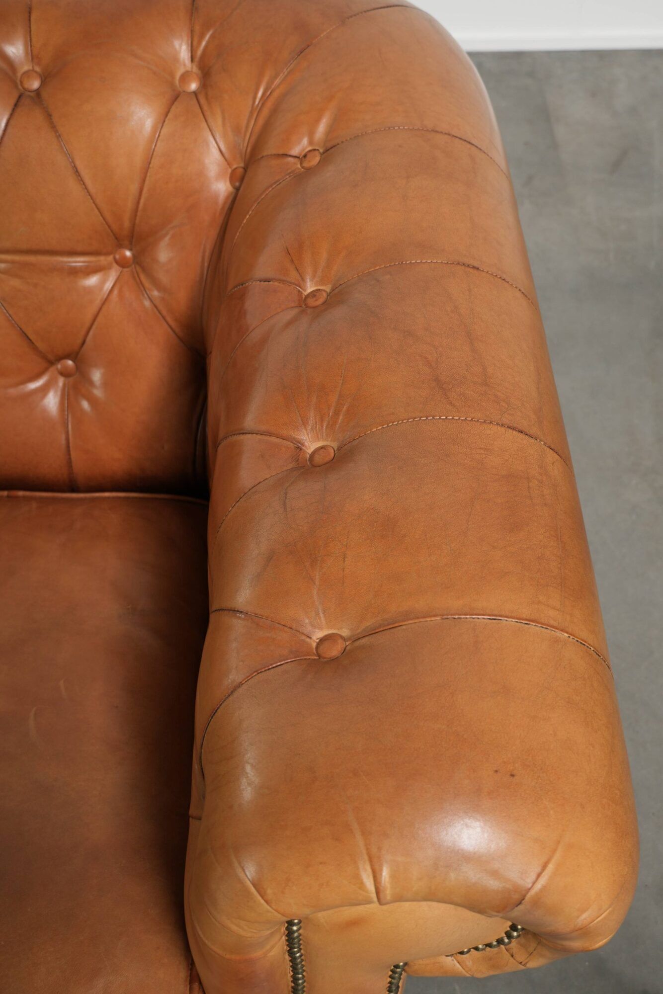 Sheepskin 2.5-seater Chesterfield sofa in a light cognac colour