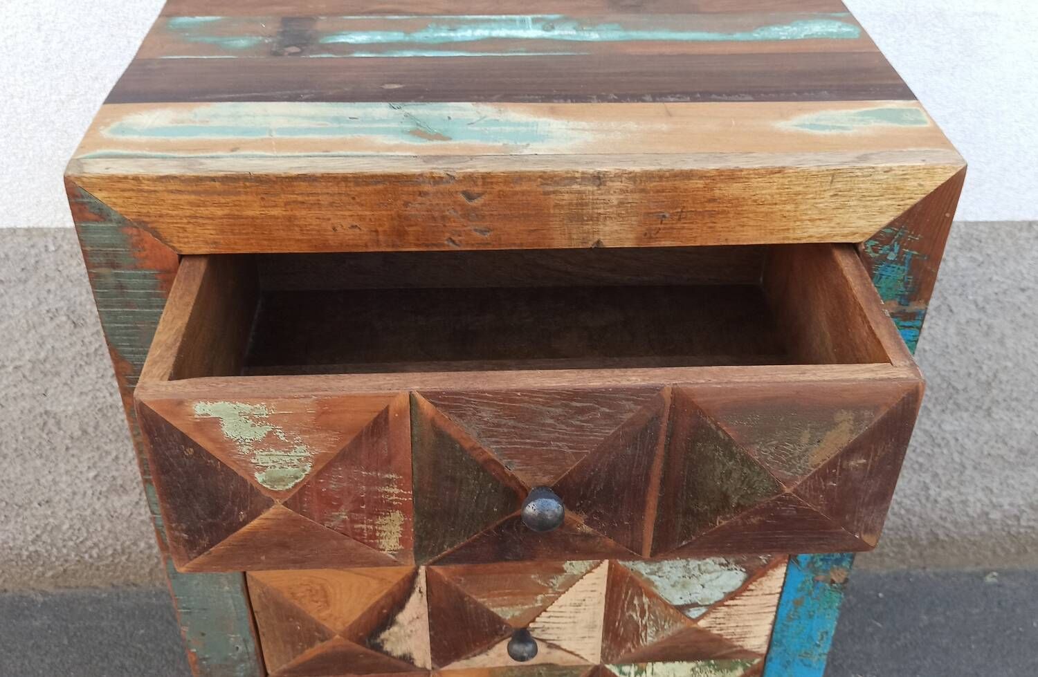 Meuble d'appoint en bois coloré ancien