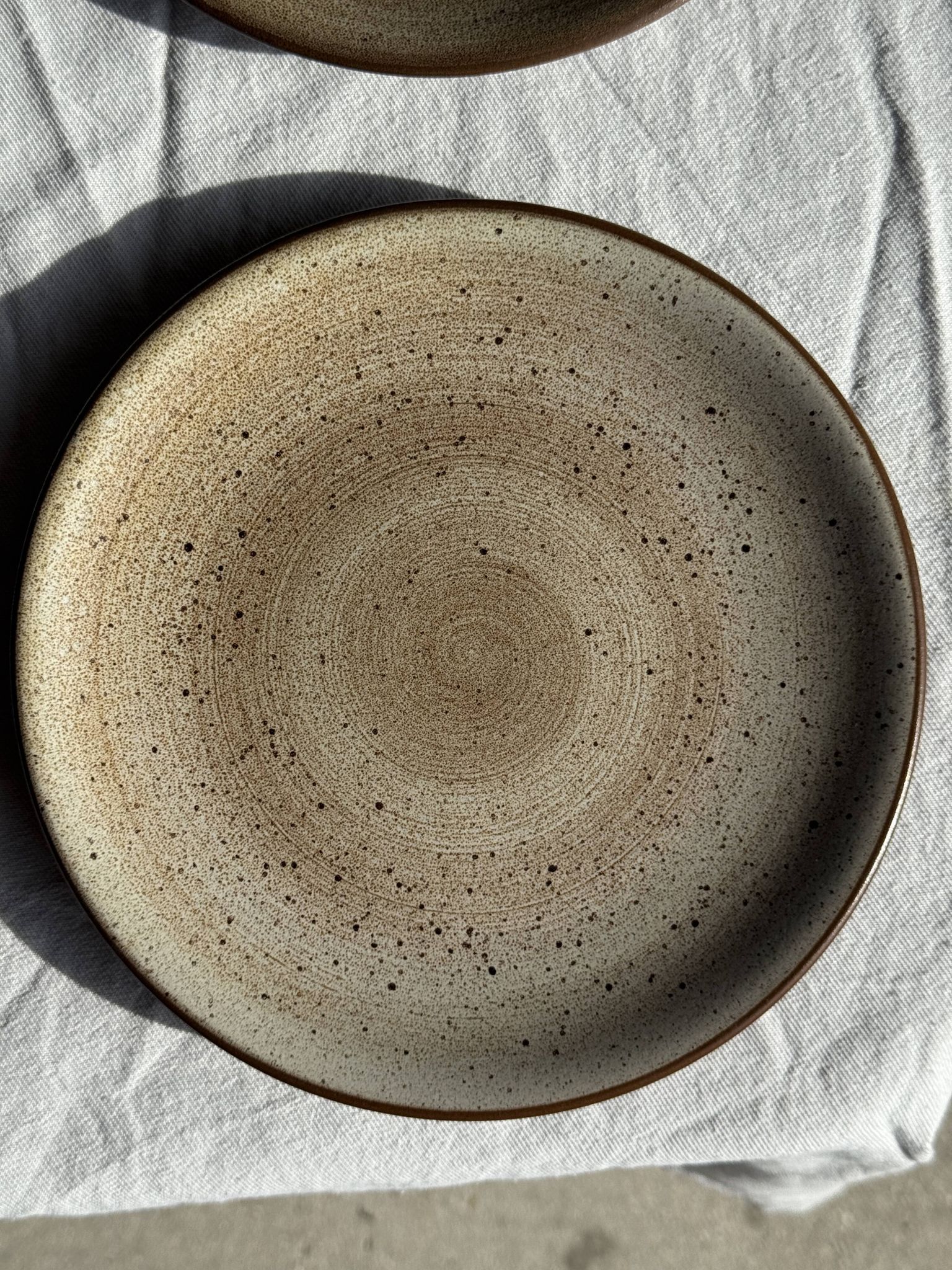Lot de 6 assiettes à dessert vintage en grès brun