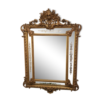 Mirror with parecloses