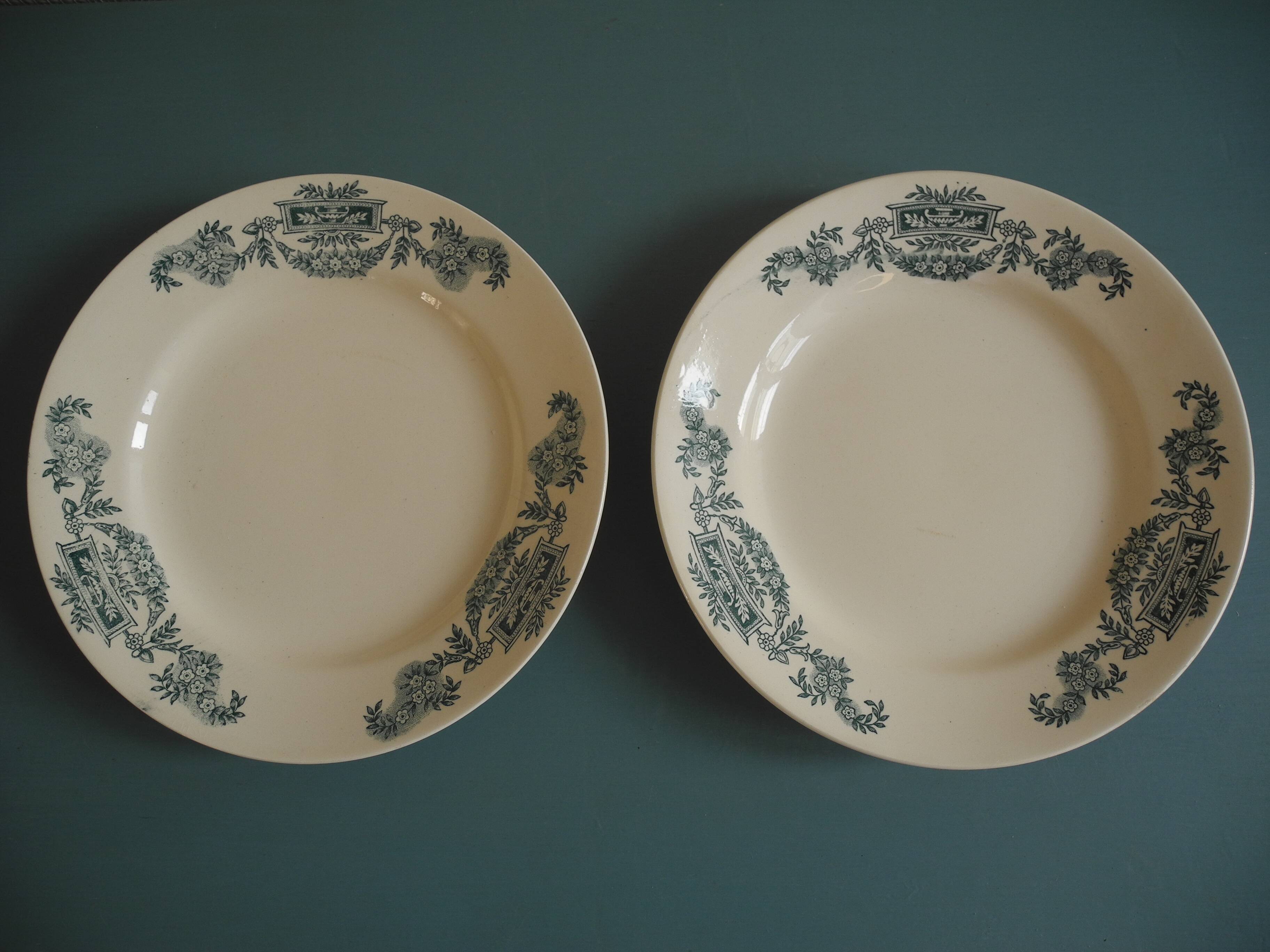 Set of 2 Terre Fer Longchamp Lutèce antique French plates