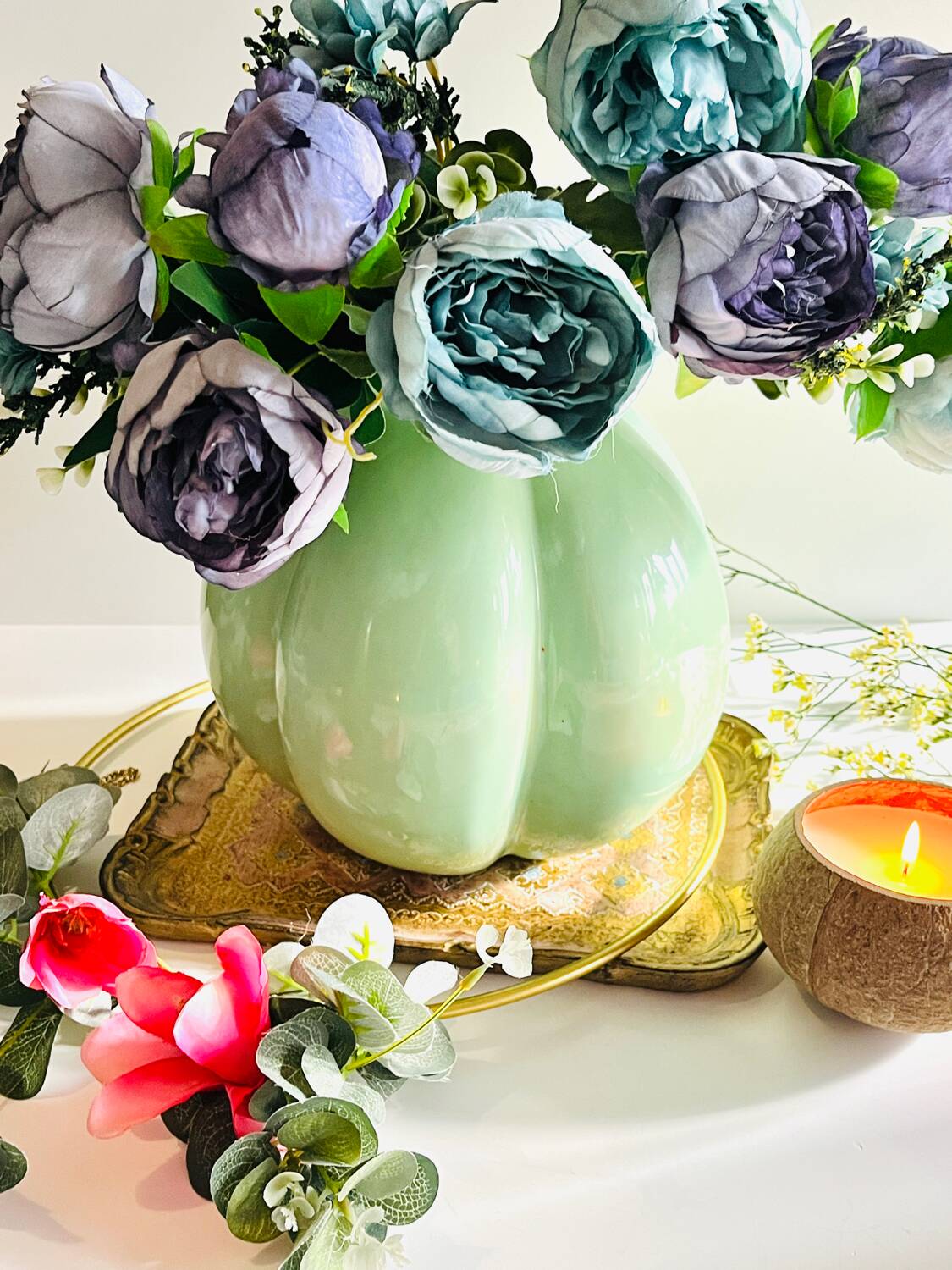 Vintage turquoise flower shaped vase.