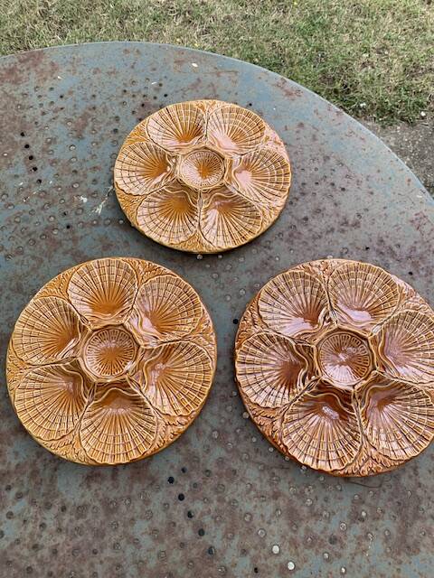 3 plates with oysters, shells, ceramic slurry ochre, majolica, made in portugal