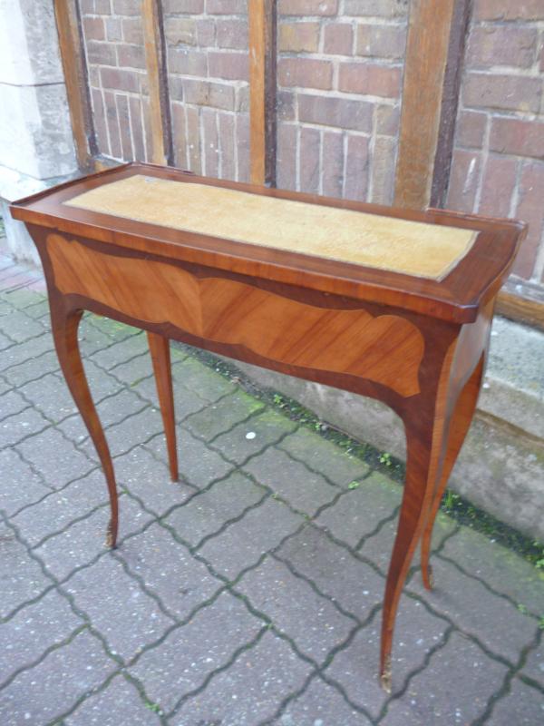 Table and hairdresser at the end of the 19th century