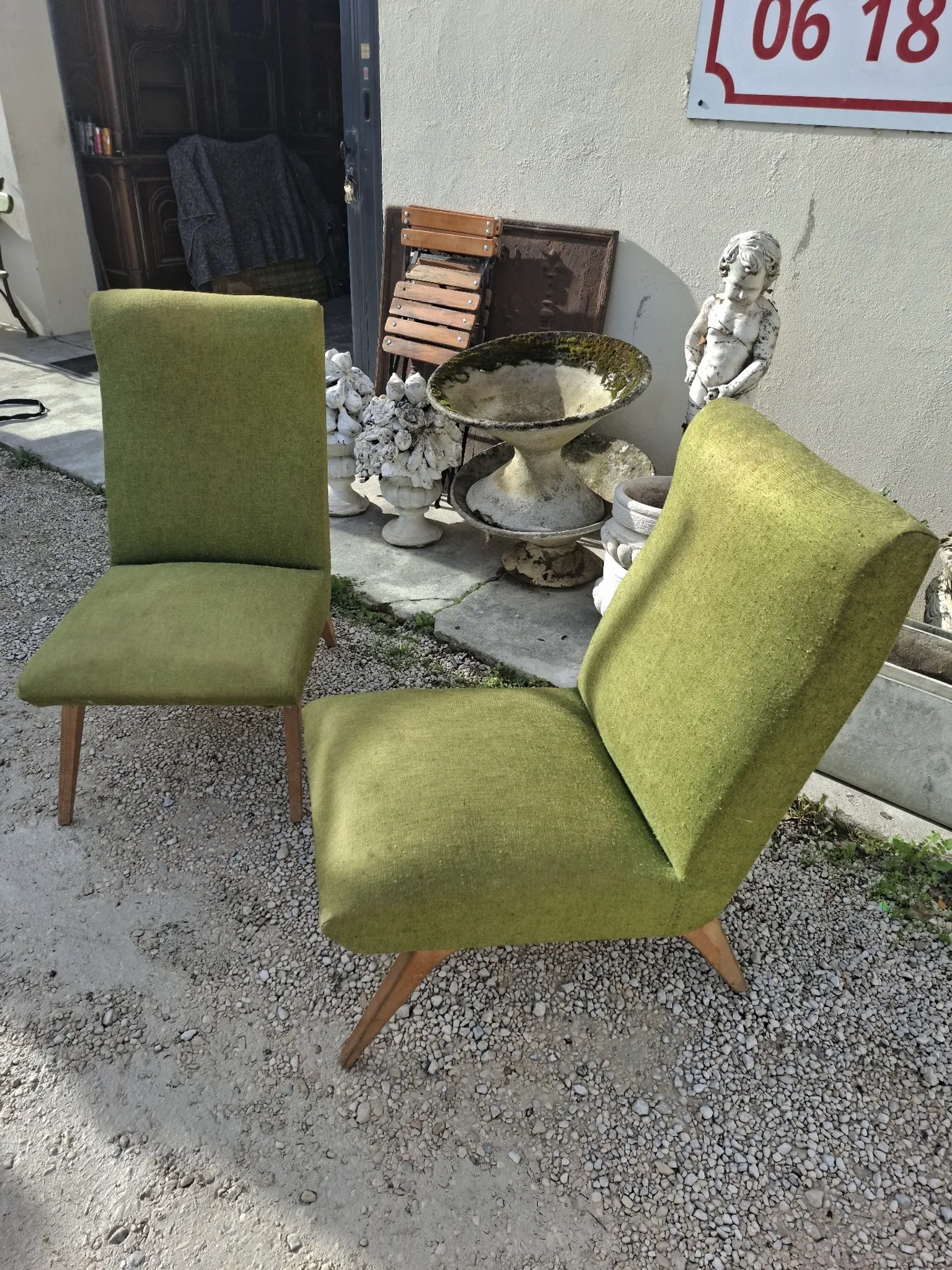 Pair of vintage armchairs with tapered legs from the 1950s.