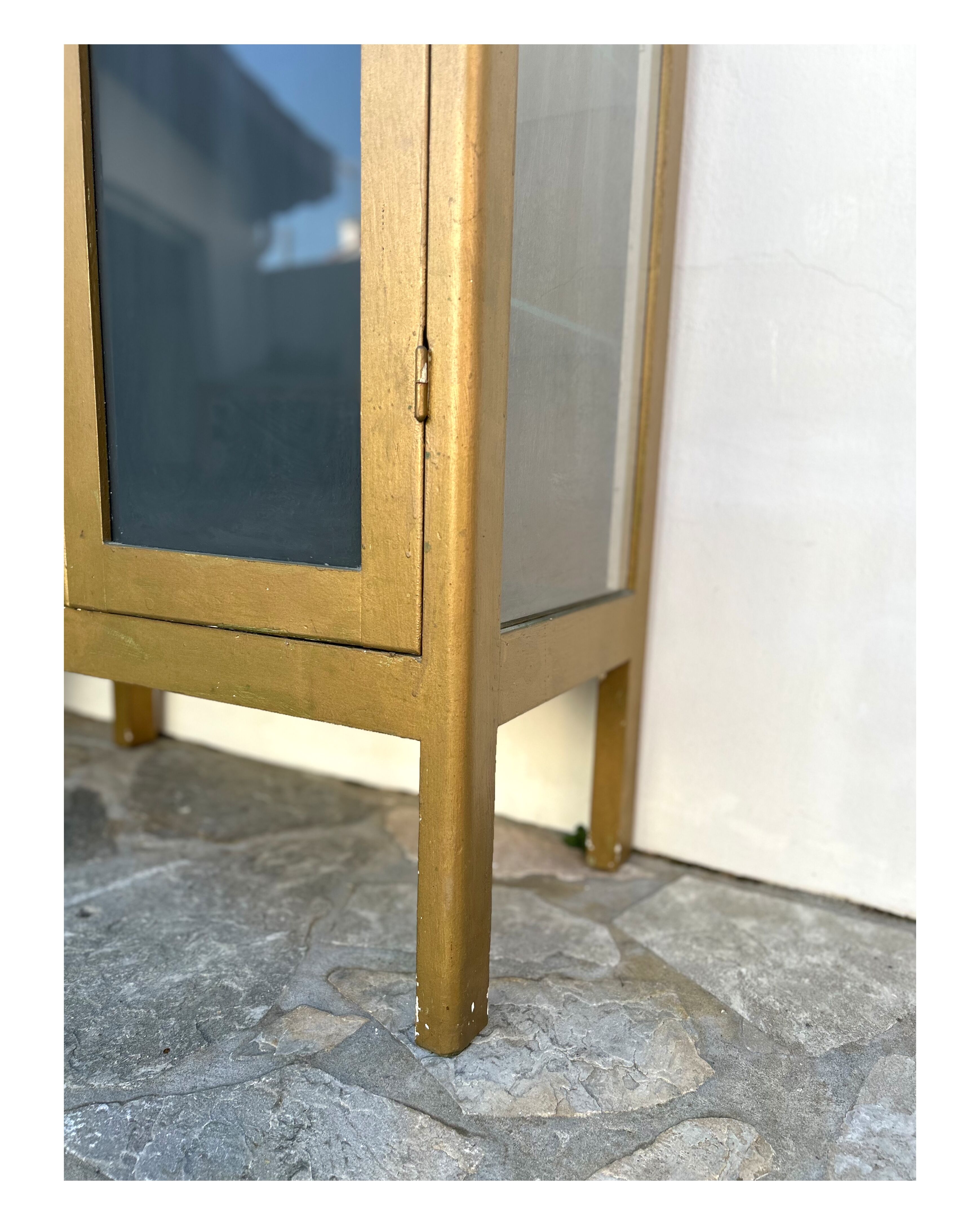 Pharmacy display cabinet