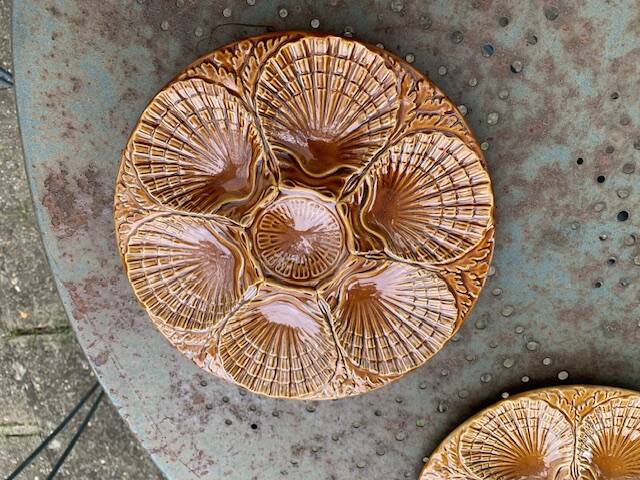 3 plates with oysters, shells, ceramic slurry ochre, majolica, made in portugal