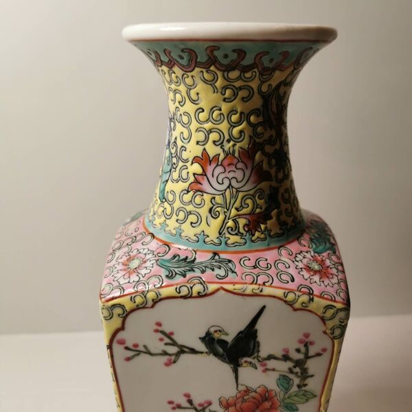 Vase quadrangulaire chinois ancien signé