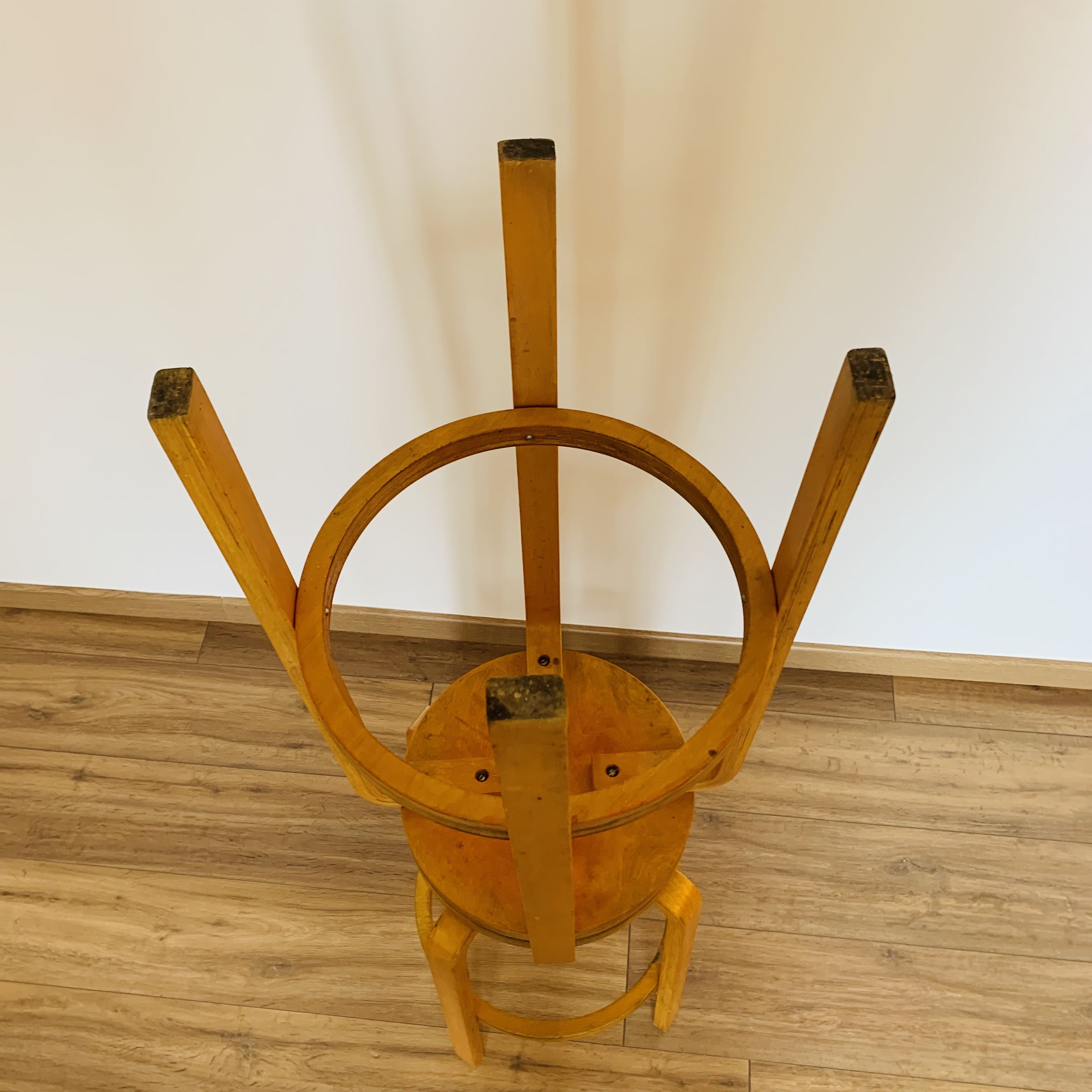 2 bar stools