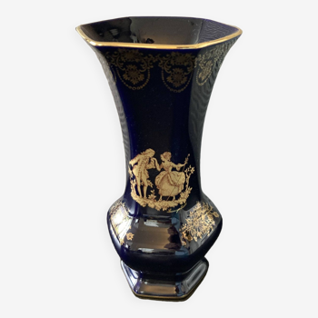 Vase hexagonal porcelaine Limoges Castel France bleu cobalt avec scène courtoisie doré à l'OR 22K