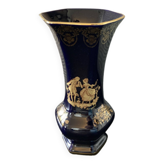 Vase hexagonal porcelaine Limoges Castel France bleu cobalt avec scène courtoisie doré à l'OR 22K