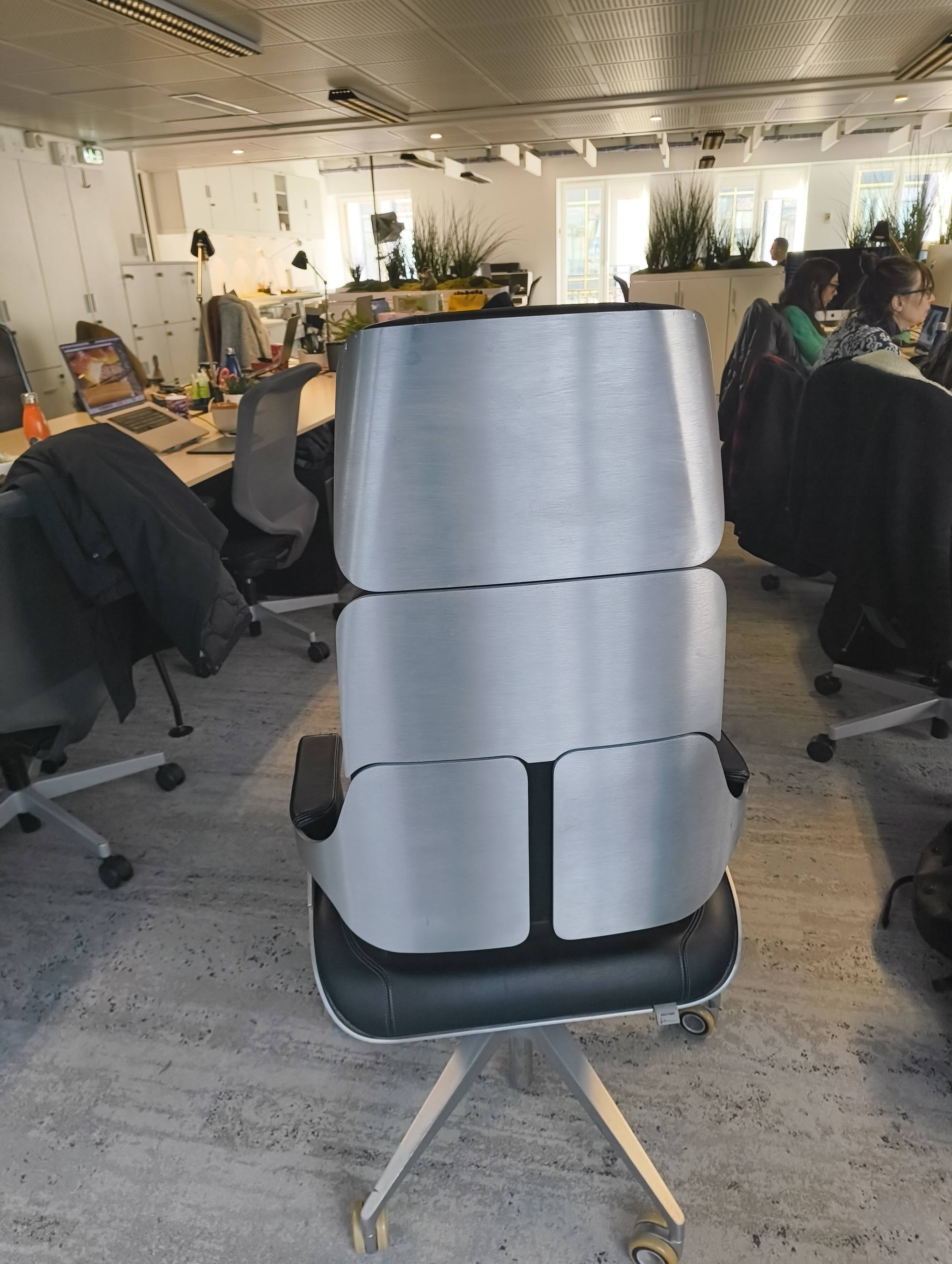 Black leather executive chair - silver interstuhl